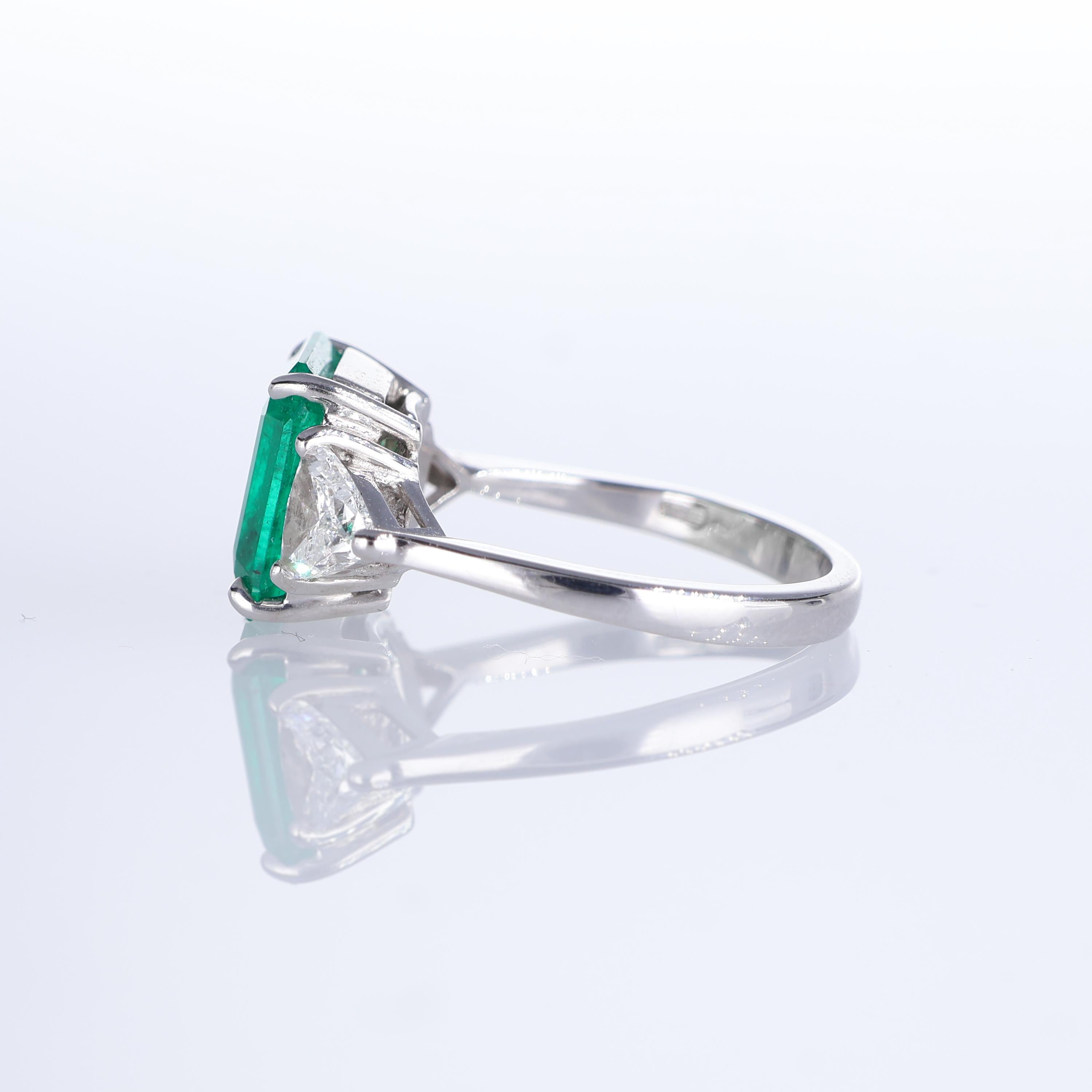 Women's or Men's 18K White Gold Ring with Colombian Emerald and Triangular Diamonds For Sale