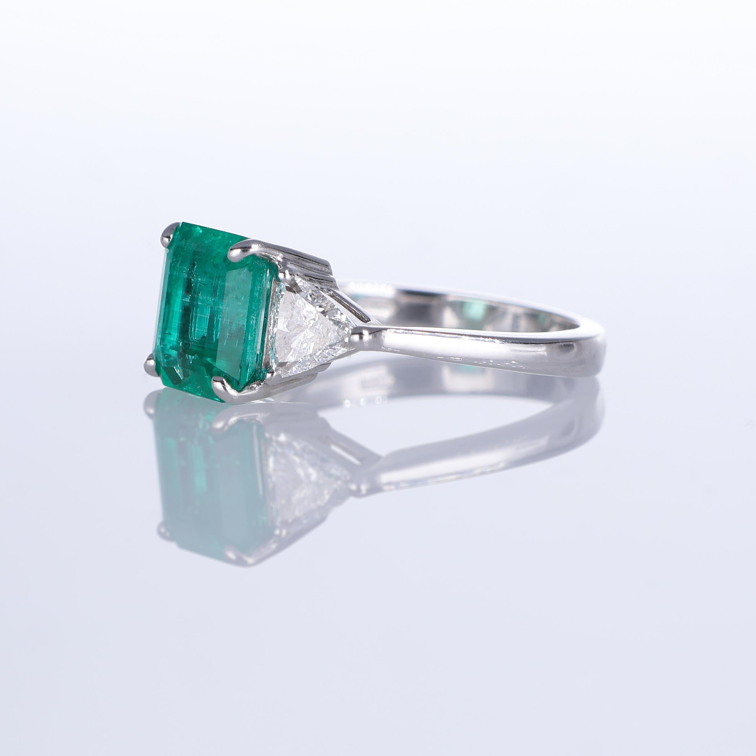Bague en or blanc 18 carats avec émeraude de Colombie et diamants triangulaires Unisexe en vente