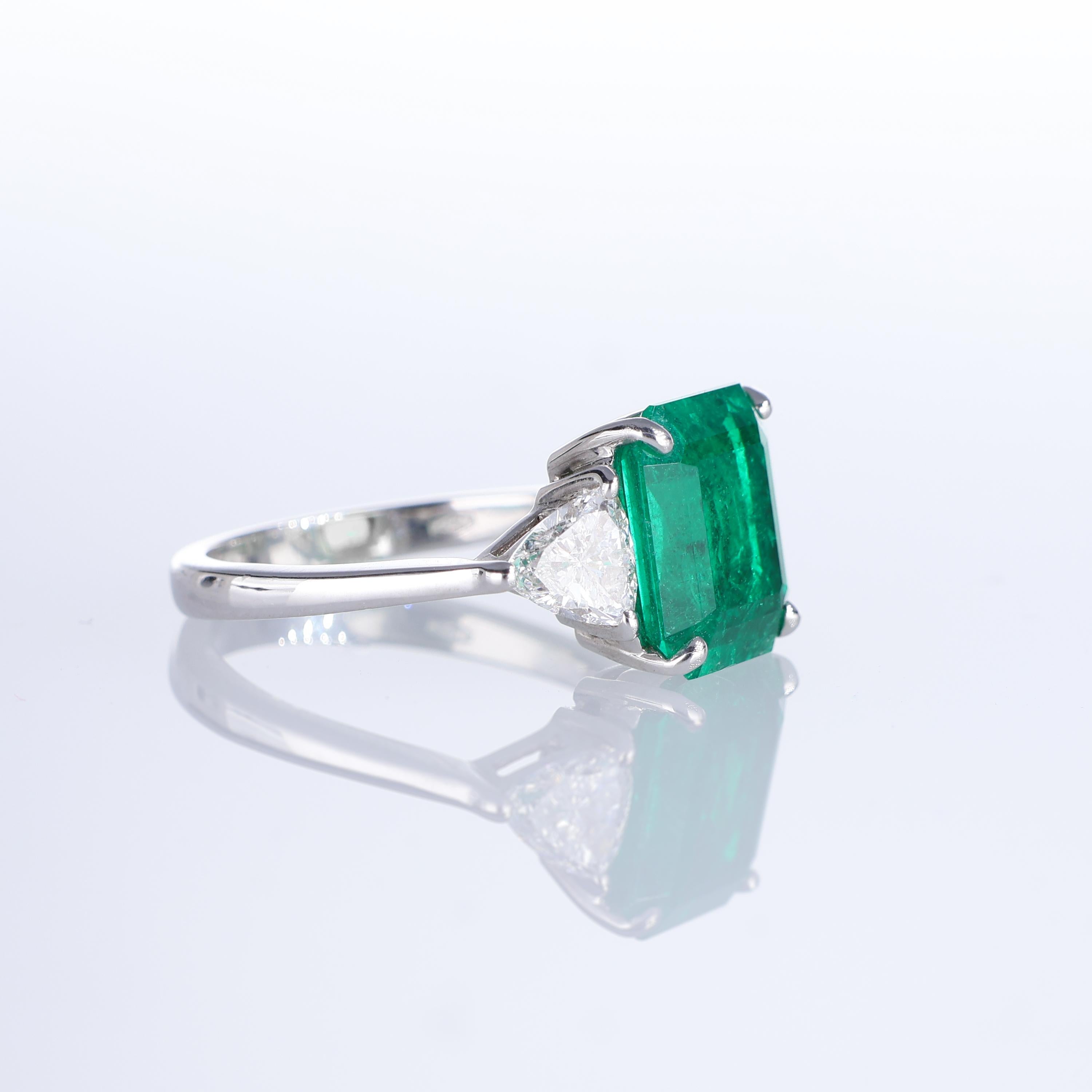 18K White Gold Ring with Colombian Emerald and Triangular Diamonds For Sale 1