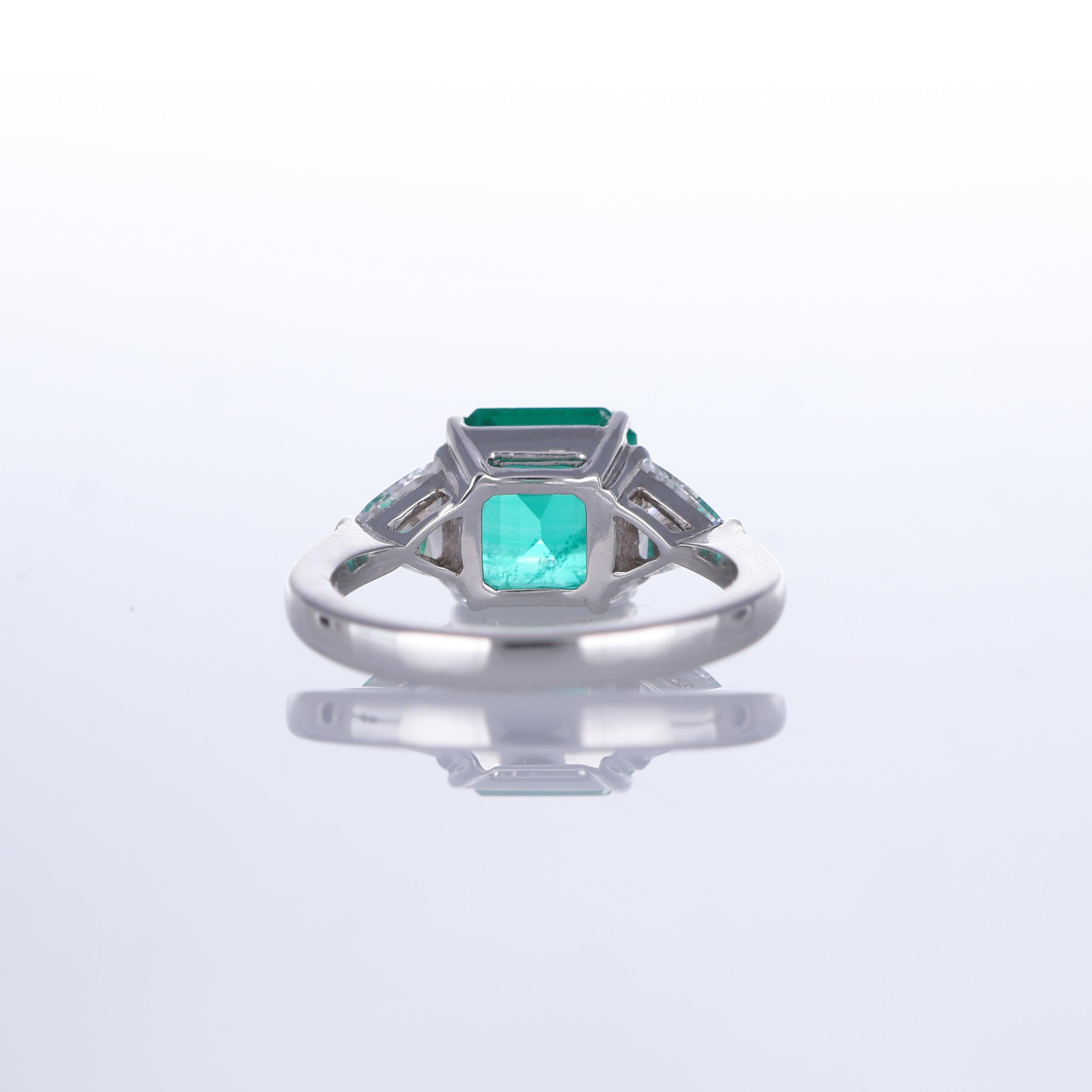 Bague en or blanc 18 carats avec émeraude de Colombie et diamants triangulaires en vente 1