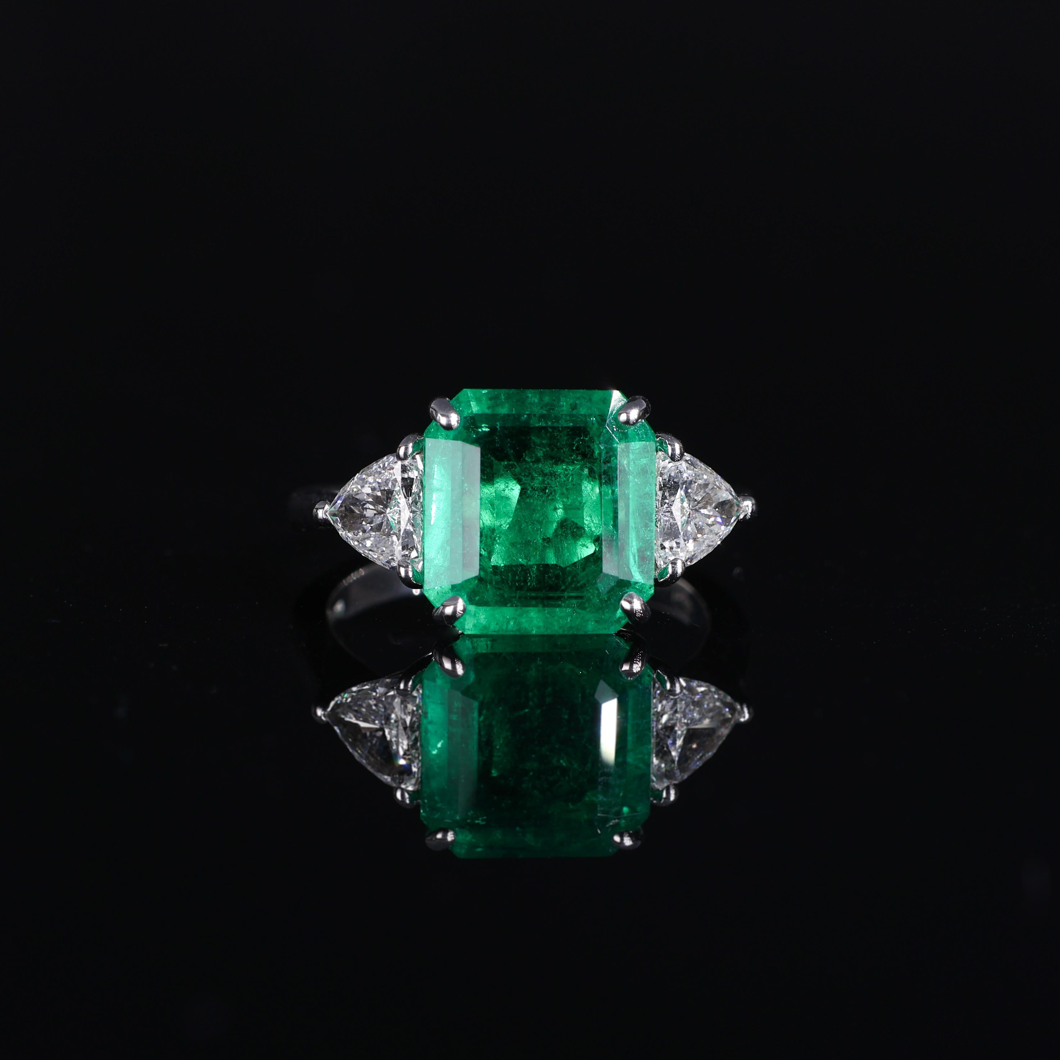 18K White Gold Ring with Colombian Emerald and Triangular Diamonds For Sale 2