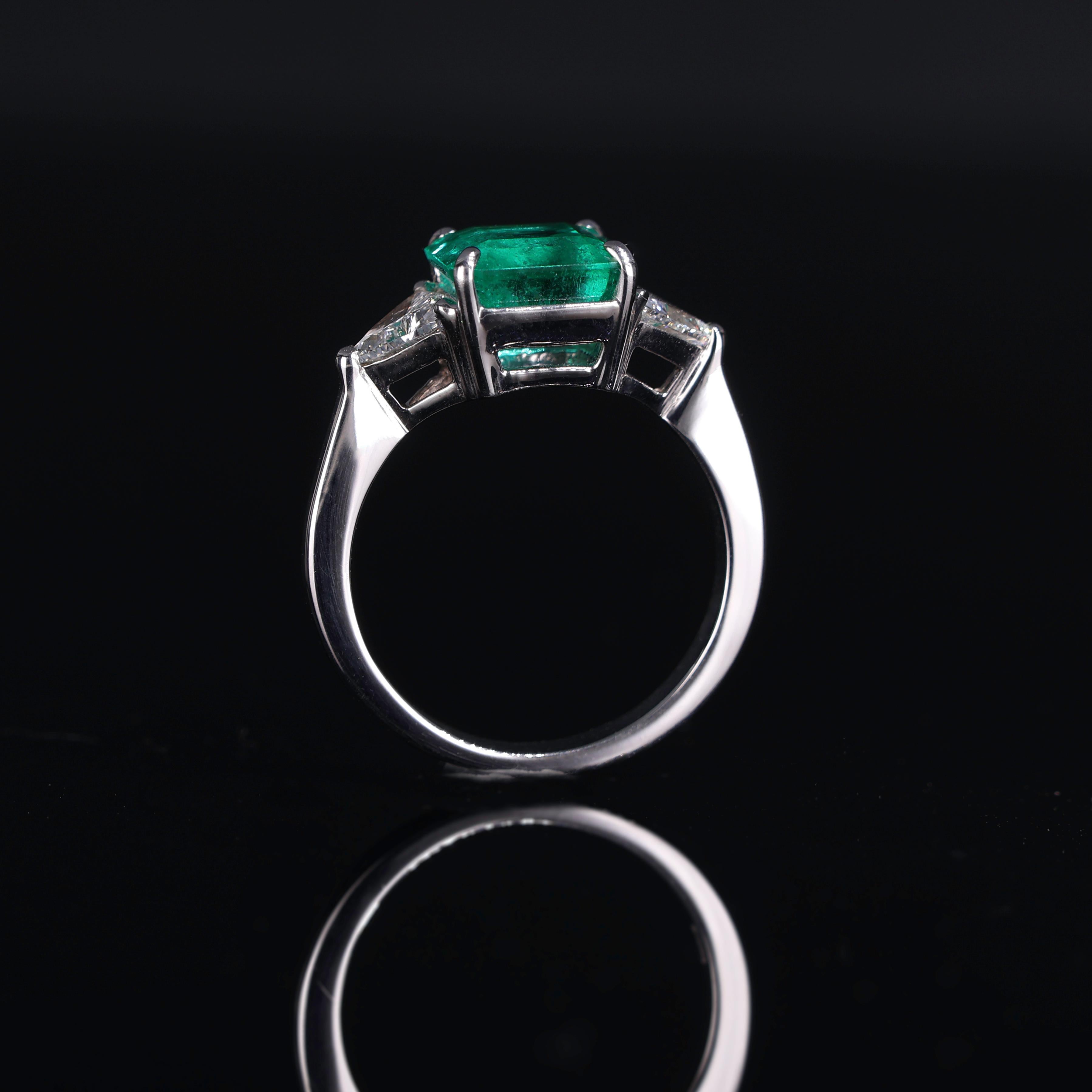 Bague en or blanc 18 carats avec émeraude de Colombie et diamants triangulaires en vente 2