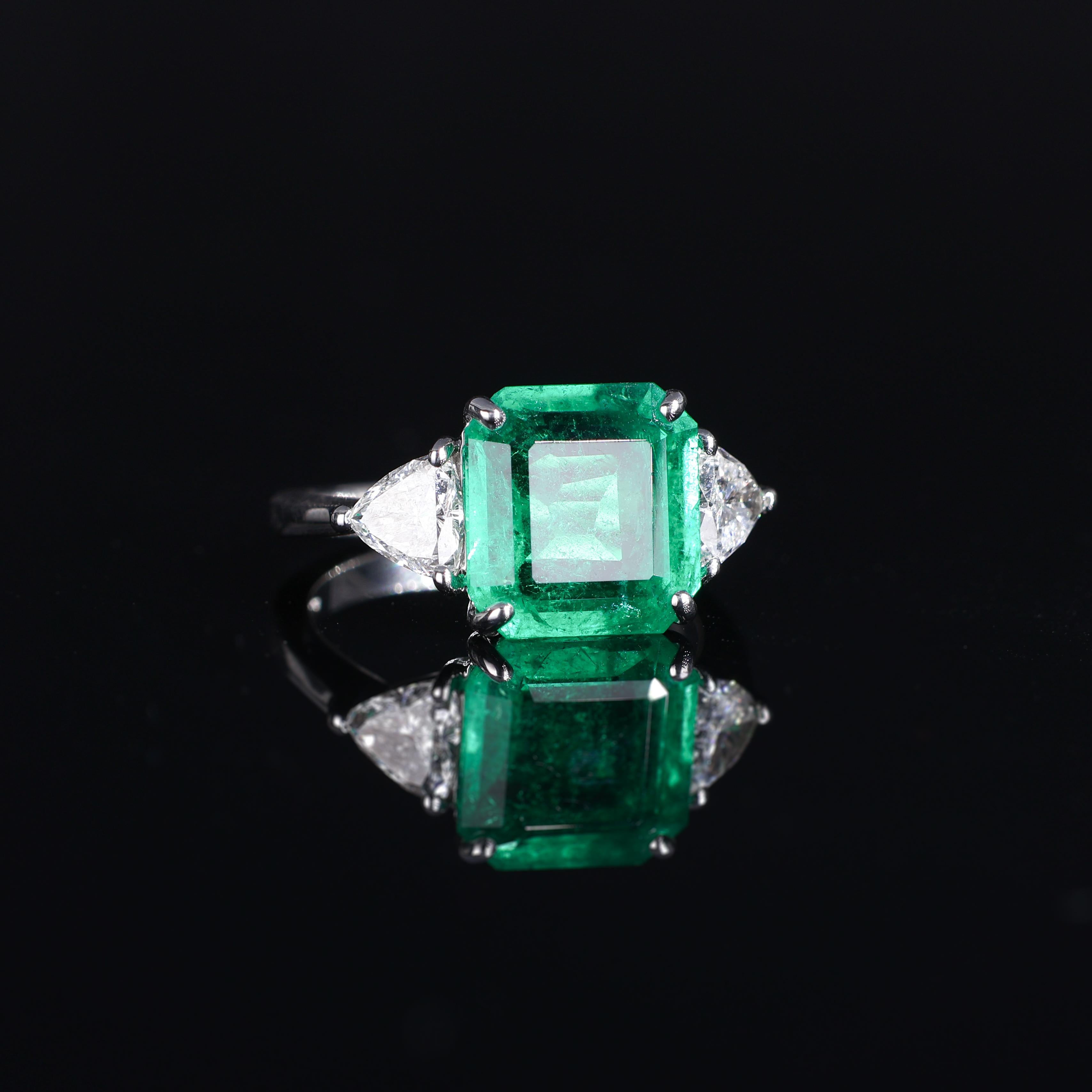 18K White Gold Ring with Colombian Emerald and Triangular Diamonds For Sale 3
