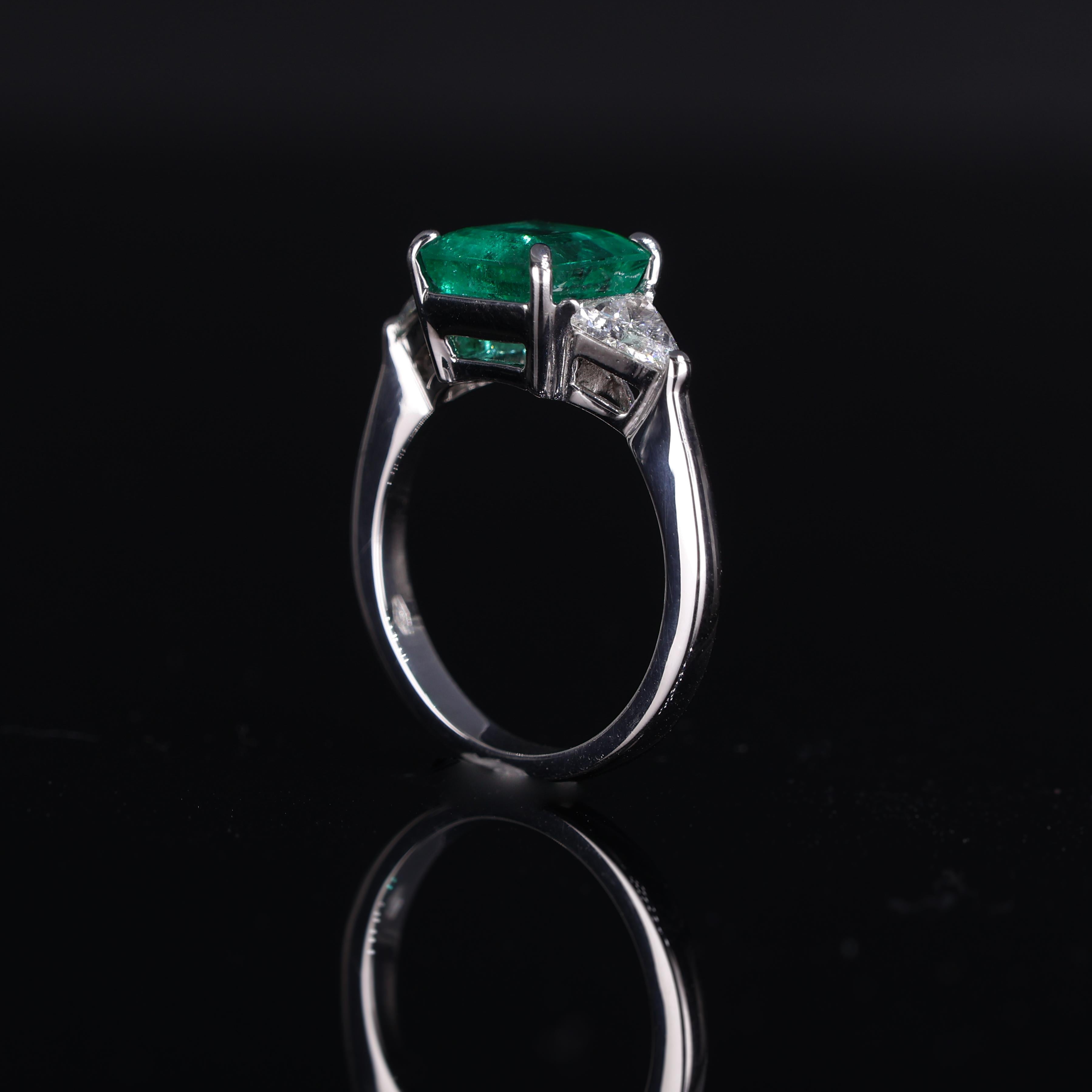 Bague en or blanc 18 carats avec émeraude de Colombie et diamants triangulaires en vente 3