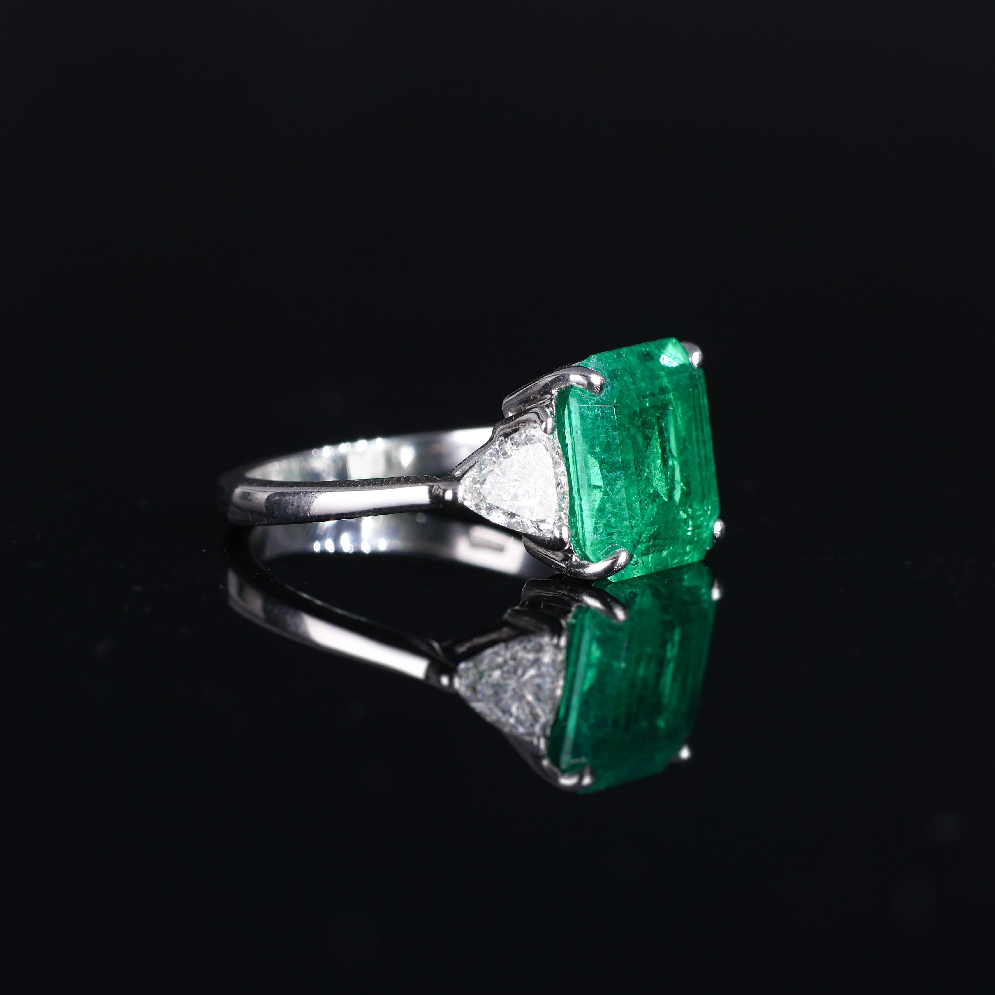 18K White Gold Ring with Colombian Emerald and Triangular Diamonds For Sale 4