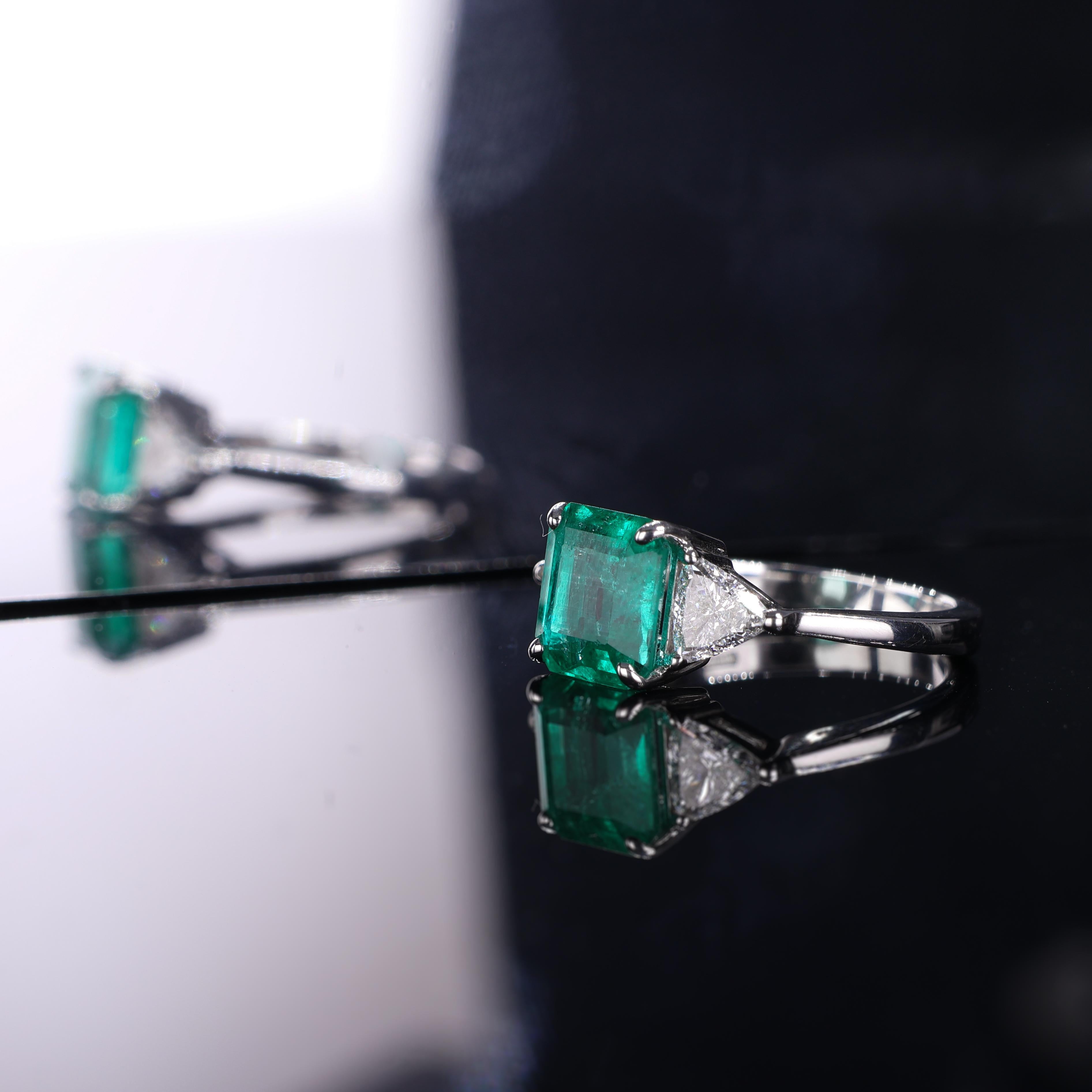 Bague en or blanc 18 carats avec émeraude de Colombie et diamants triangulaires en vente 4