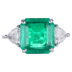 18K White Gold Ring with Colombian Emerald and Triangular Diamonds
