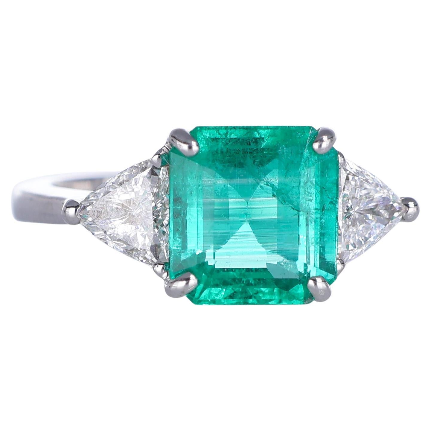 18K White Gold Ring with Colombian Emerald and Triangular Diamonds