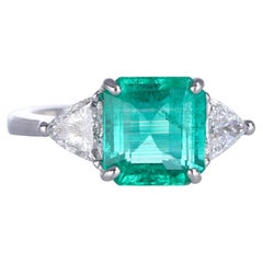 18K White Gold Ring with Colombian Emerald and Triangular Diamonds