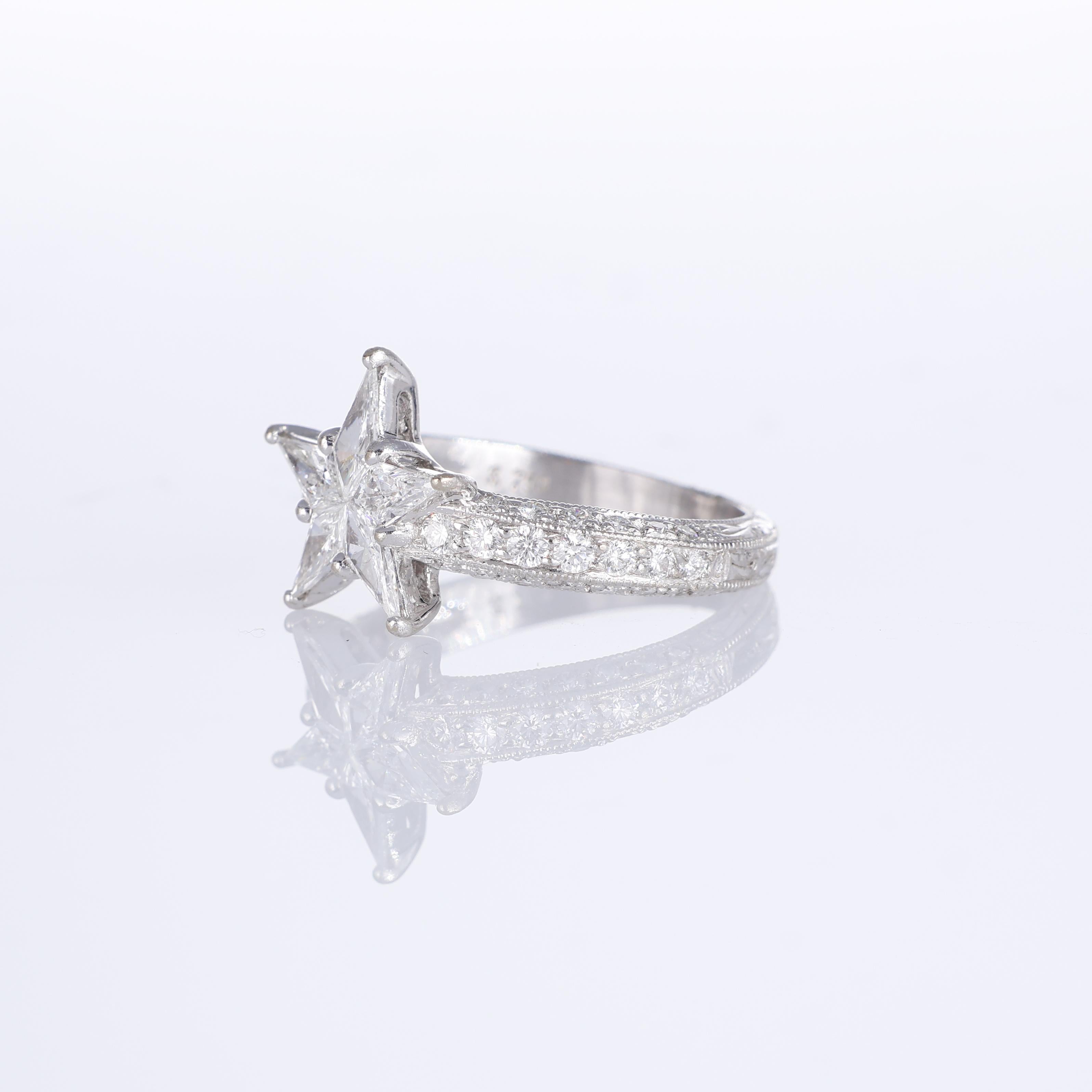18K White Gold Ring with Diamond Star Centerpiece and Pave Diamonds In New Condition For Sale In Bergamo, BG