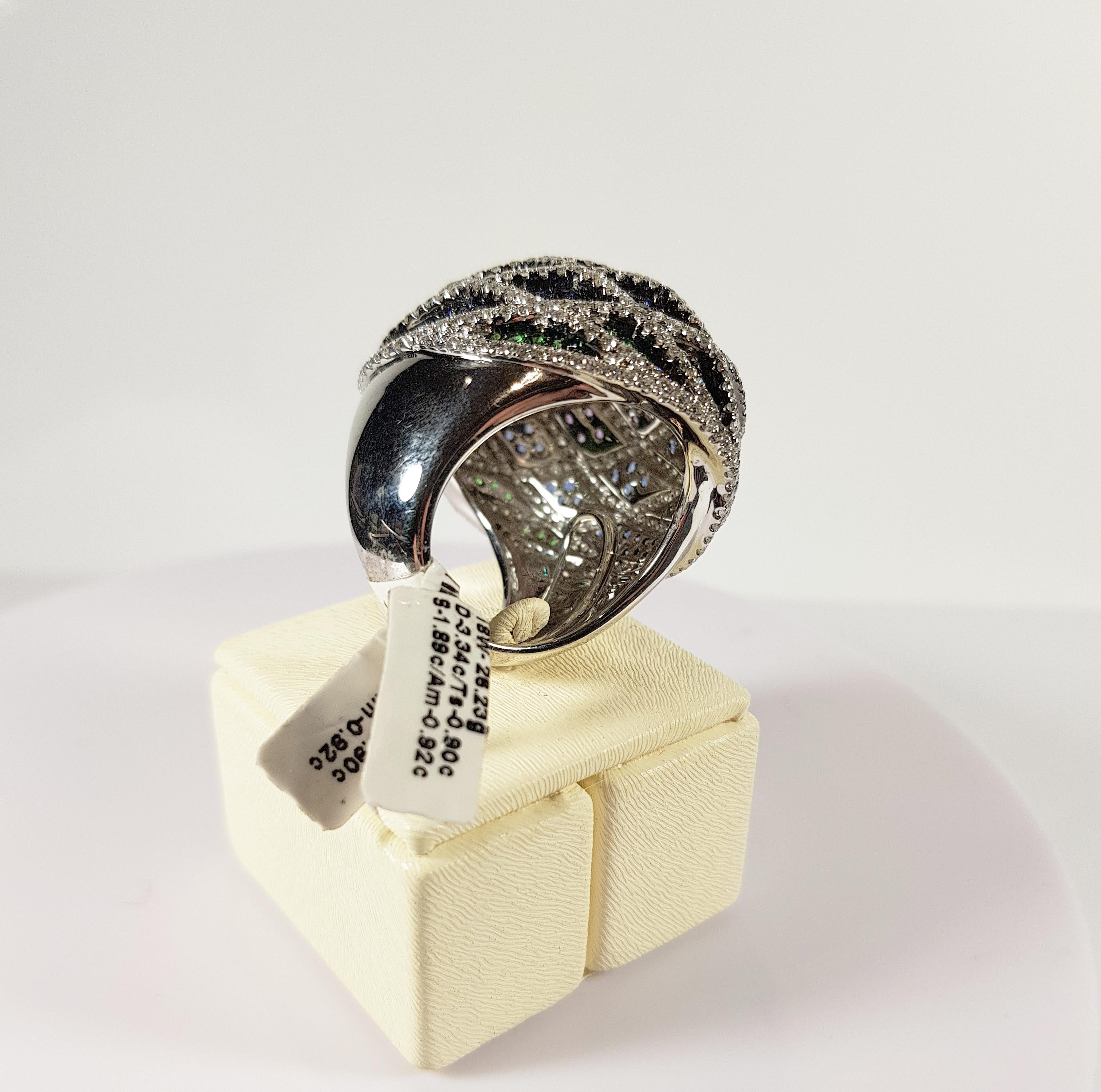 18 Karat Weißgold Ring mit Diamanten, Amathysten, Saphiren und Tsavorit (Zeitgenössisch) im Angebot