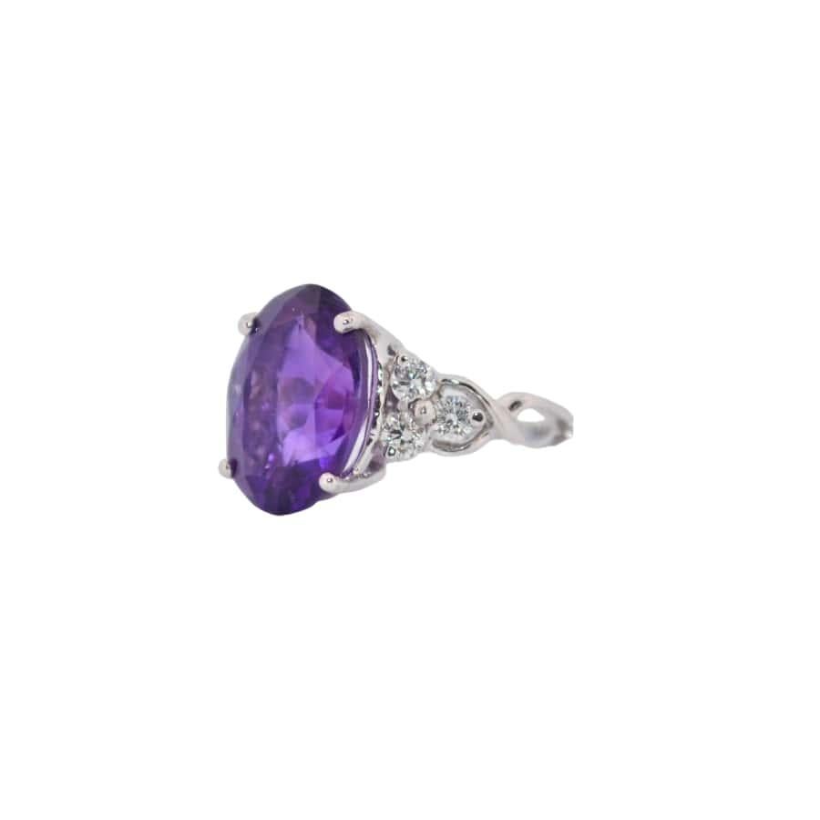 18K White gold ring with diamonds and amethyst In Excellent Condition For Sale In București, RO