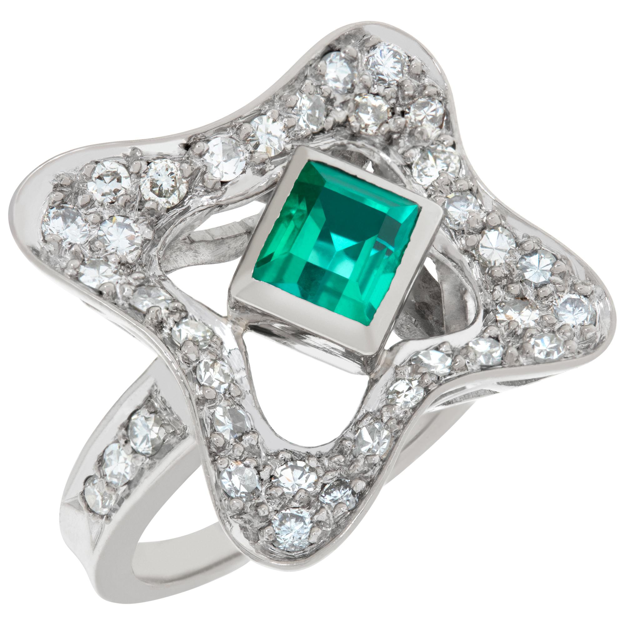 18k White Gold Ring with Diamonds and Emeralds In Excellent Condition For Sale In Surfside, FL