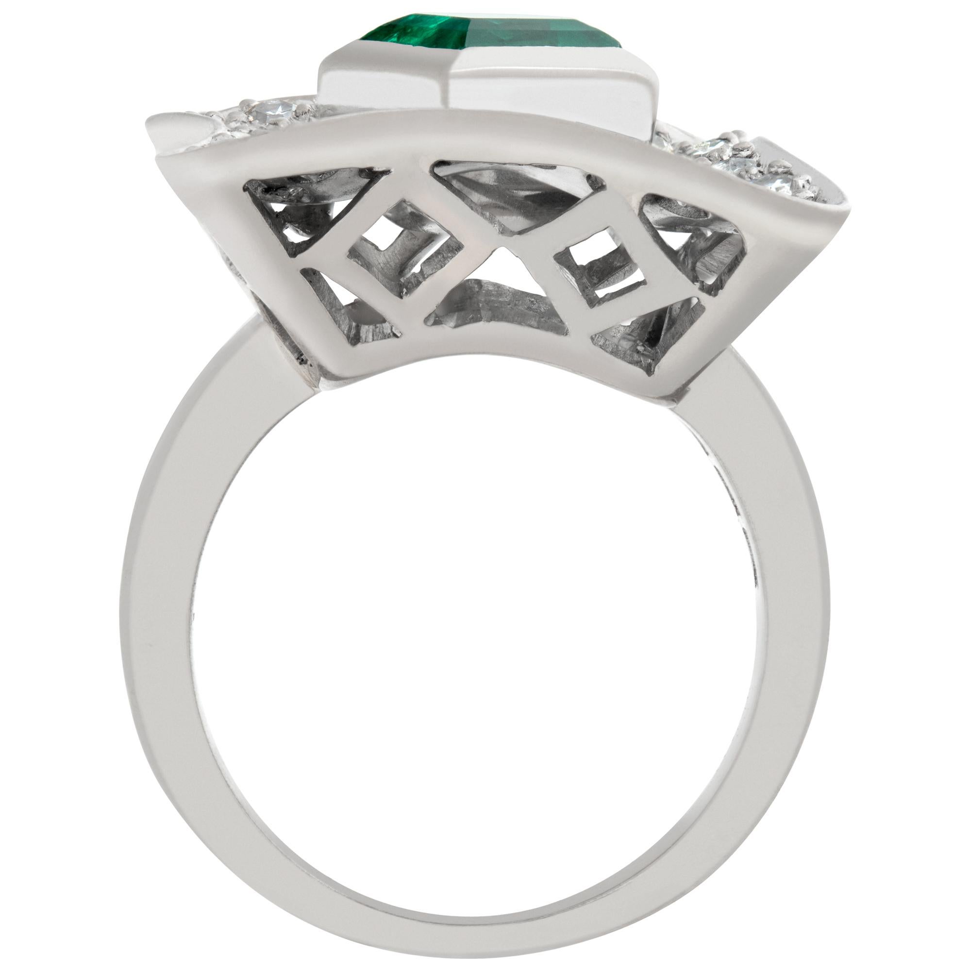 Women's 18k White Gold Ring with Diamonds and Emeralds For Sale