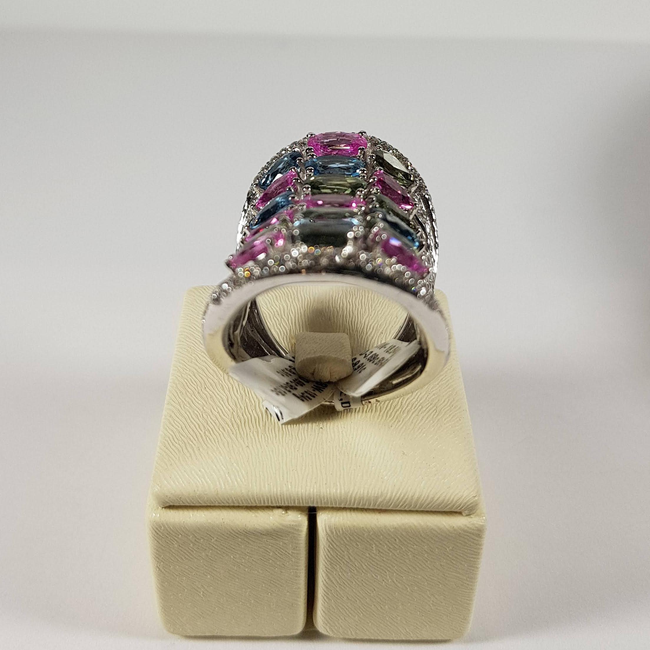 Contemporary 18 Karat White Gold Ring with Diamonds and Sapphires For Sale