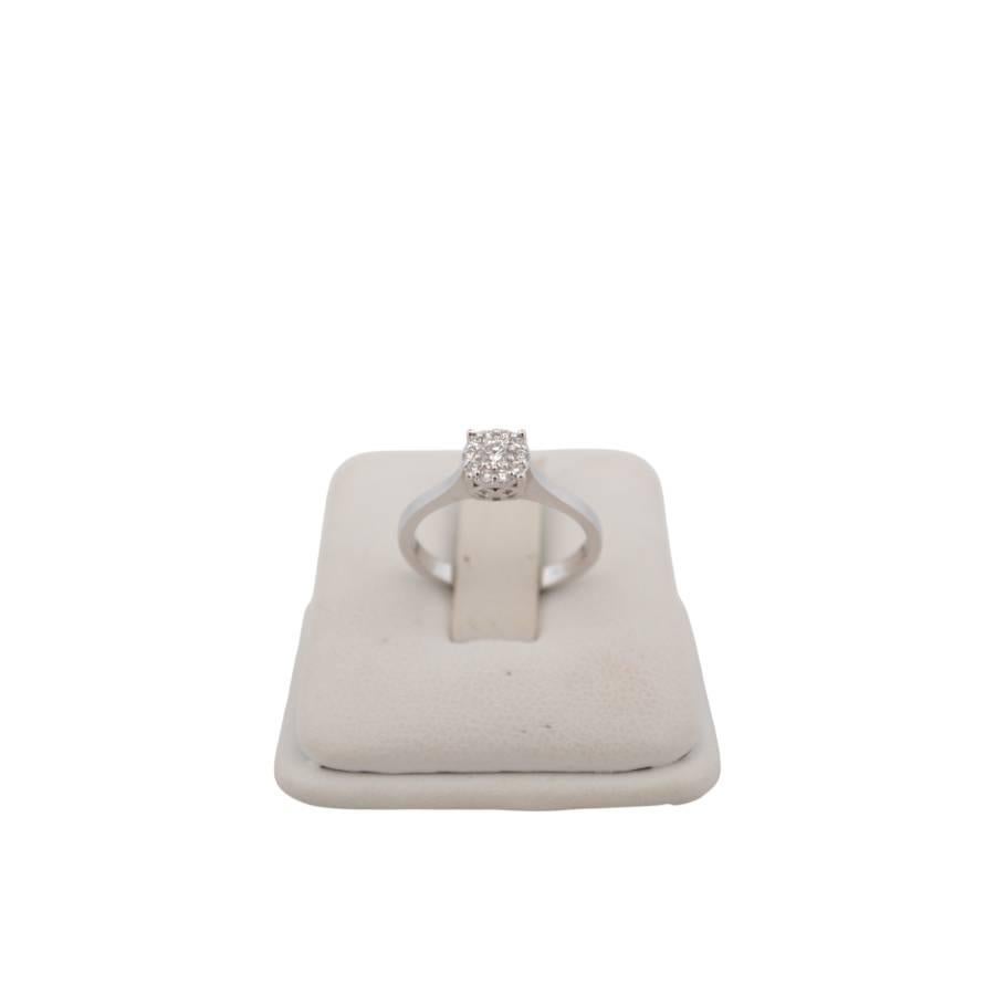 Brillantezza sottile, Eleganza duratura

Realizzato in luminoso oro bianco 18 carati, questo delicato anello è una graziosa espressione di bellezza senza tempo. Incastonato con 0,15 carati di diamanti naturali a taglio brillante (Colore: F-G,