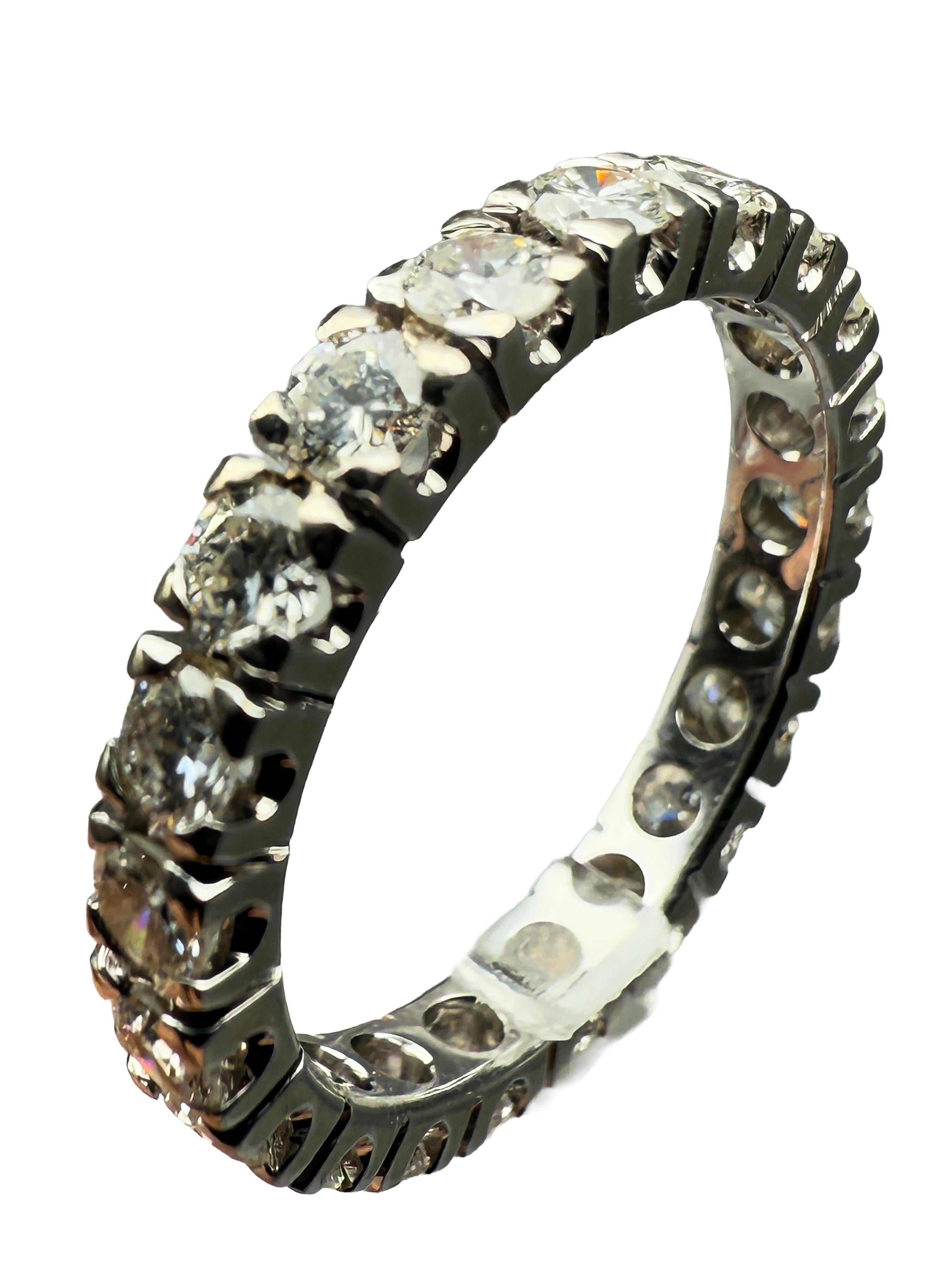 Questo squisito anello realizzato in oro bianco da 18 carati combina una raffinata semplicità con una lussuosa brillantezza. Dotato di 21 scintillanti diamanti a taglio brillante, irradia bellezza ed eleganza senza tempo, rendendolo l'accessorio