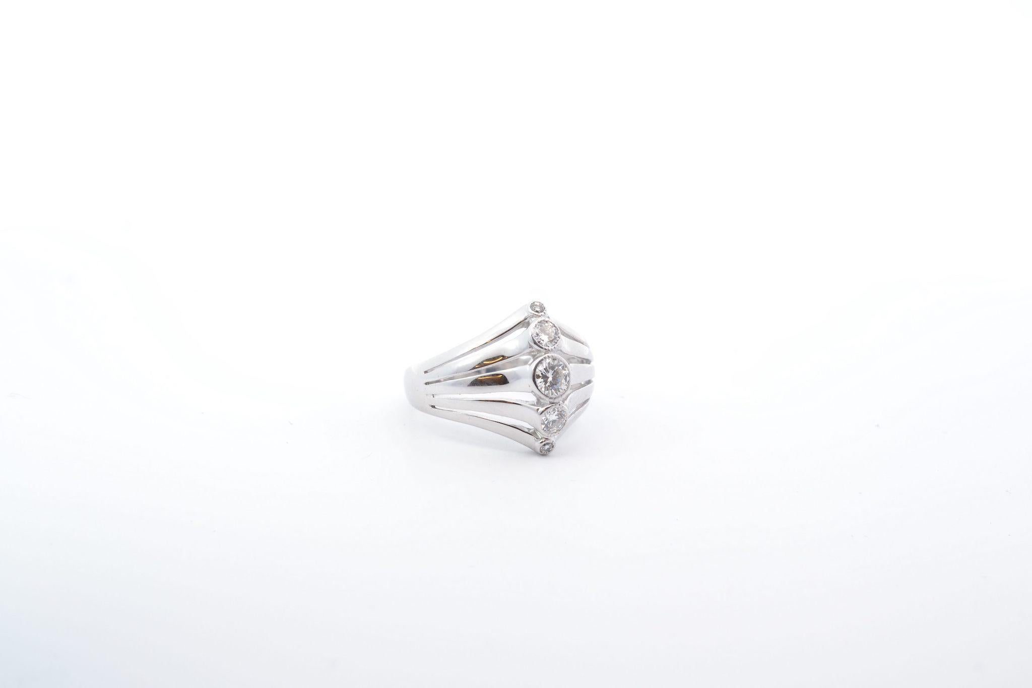 Brilliant Cut 18k white gold ring with diamonds For Sale