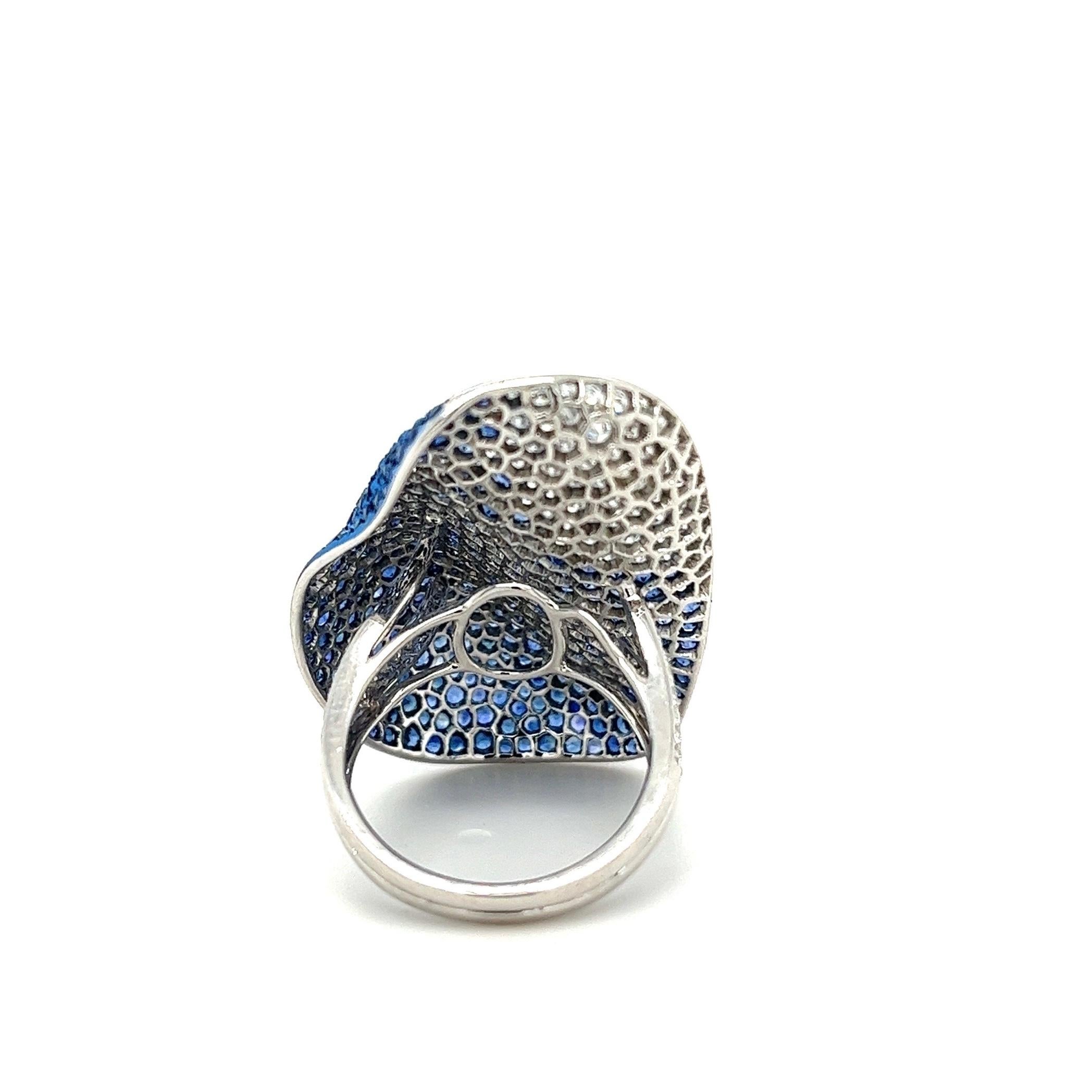 Round Cut 18K White Gold Ring with Diamonds & Blue Sapphires For Sale