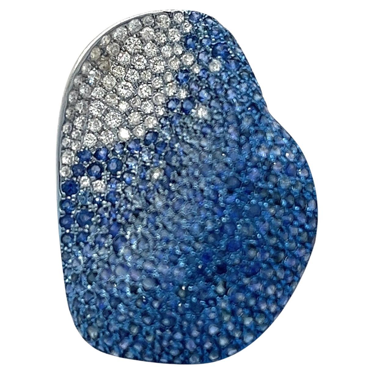 18 Karat Weißgold Ring mit Diamanten und blauen Saphiren im Angebot