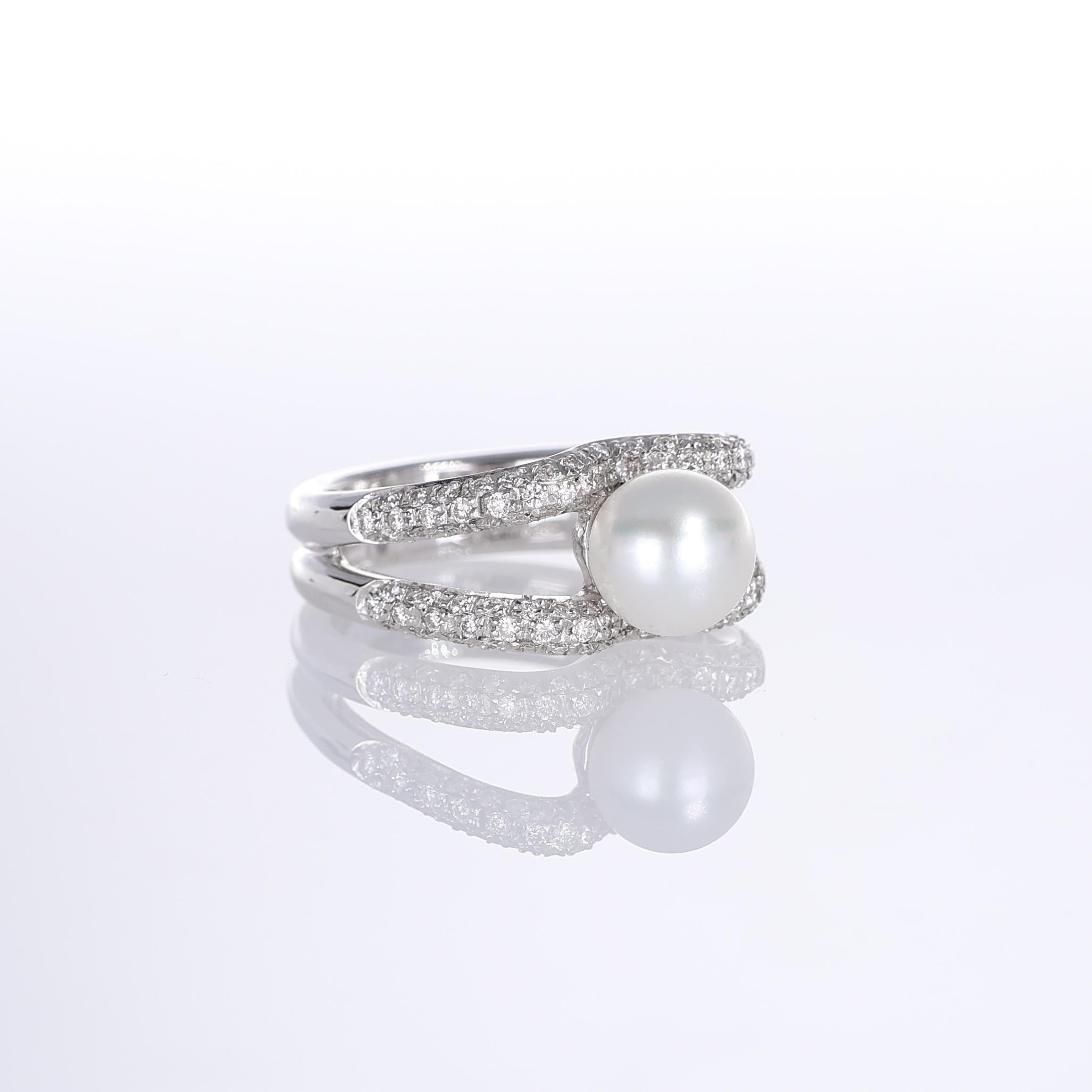 Brilliant Cut 18k White Gold Ring with Double Pavé Diamonds and Central Pearl For Sale