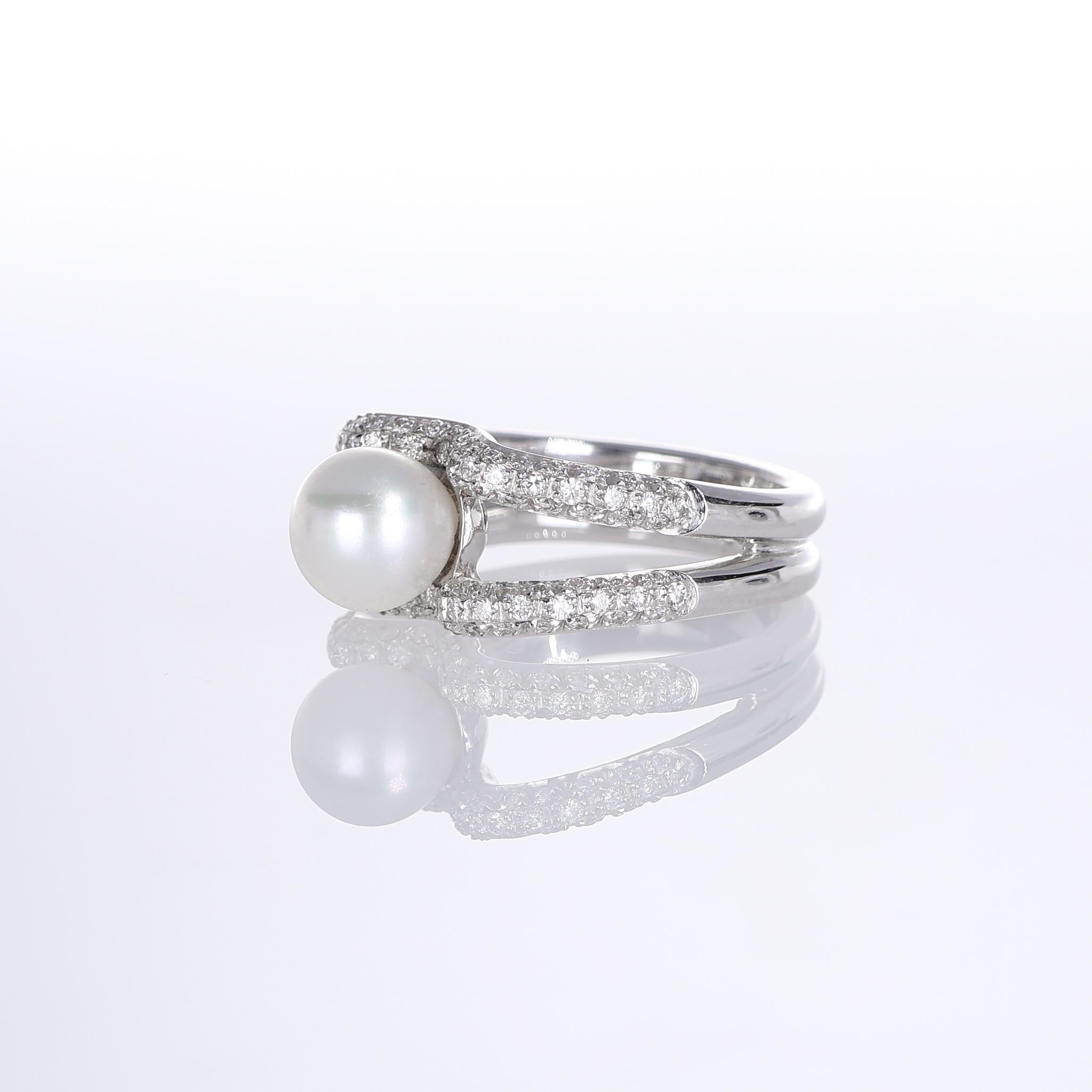 18k White Gold Ring with Double Pavé Diamonds and Central Pearl In New Condition For Sale In Bergamo, BG