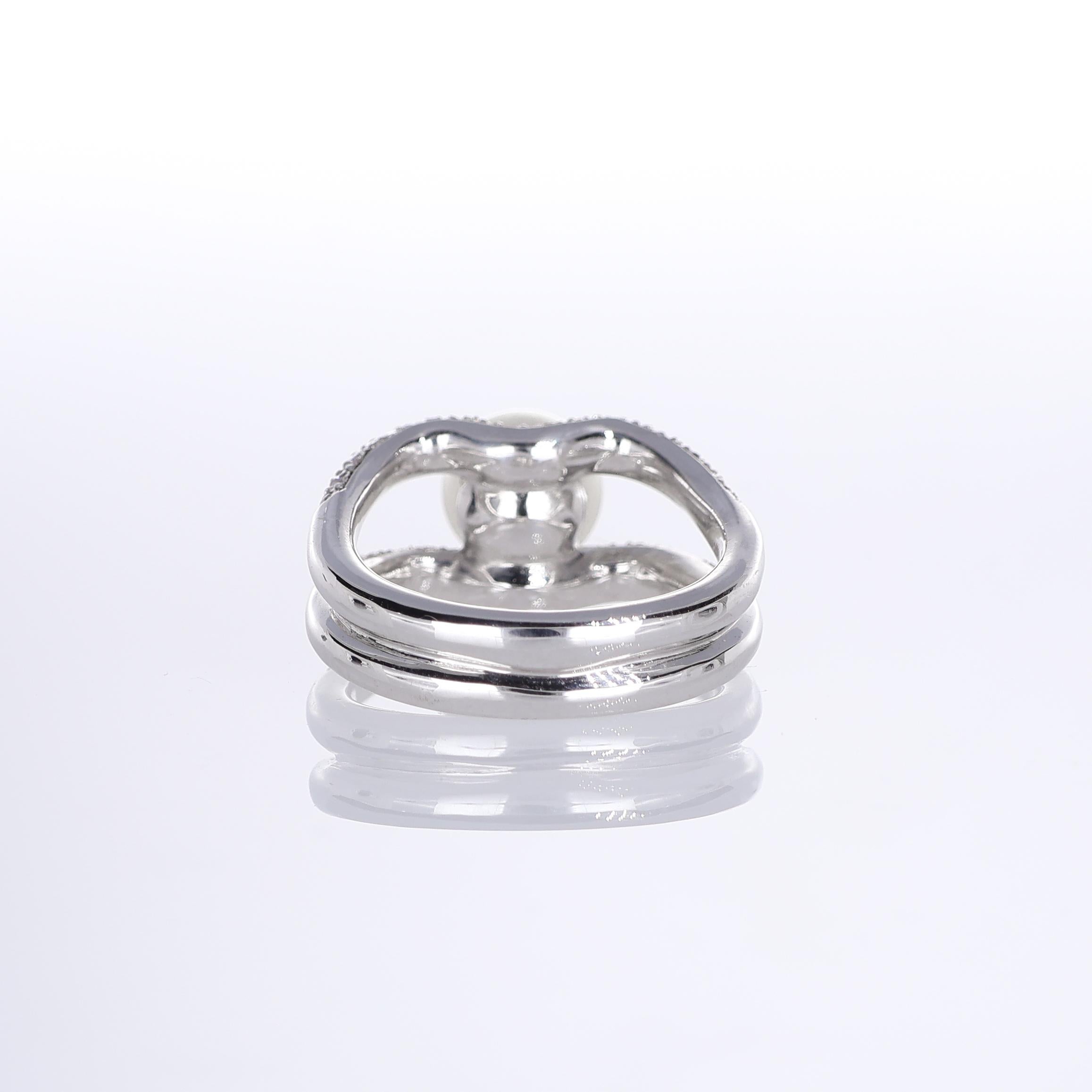 Women's or Men's 18k White Gold Ring with Double Pavé Diamonds and Central Pearl For Sale