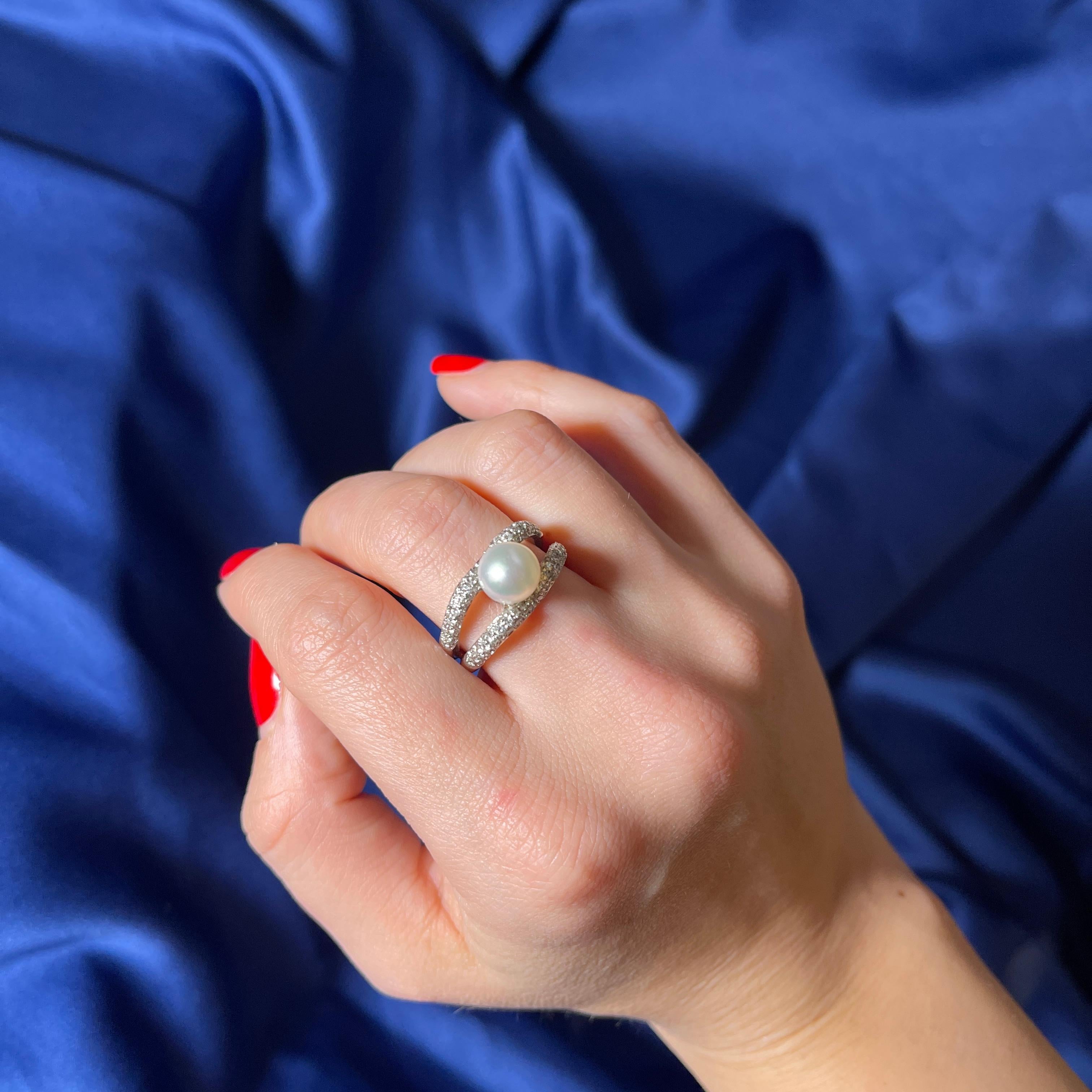 18k White Gold Ring with Double Pavé Diamonds and Central Pearl For Sale 3