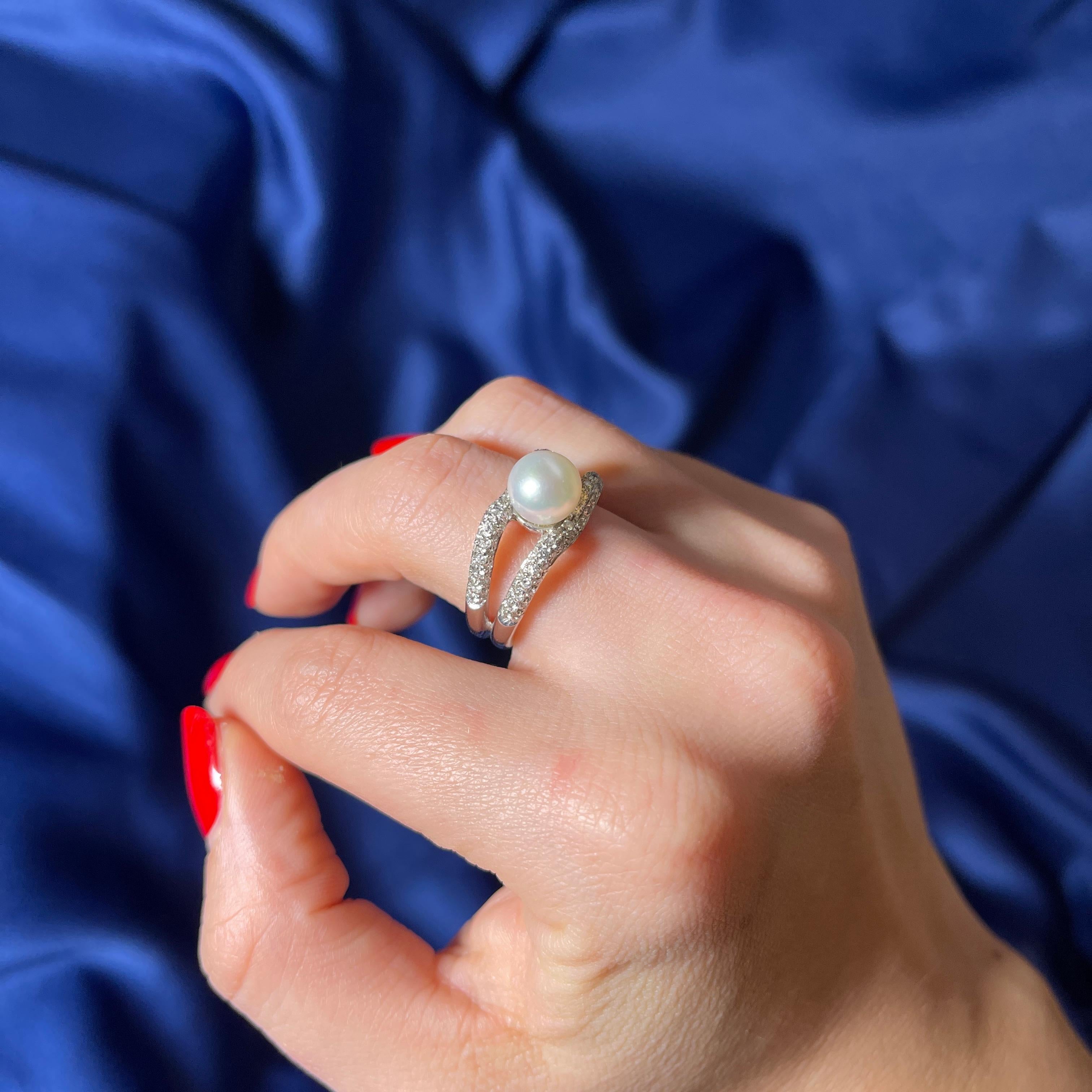 18k White Gold Ring with Double Pavé Diamonds and Central Pearl For Sale 4