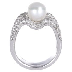 Anello in oro bianco 18k con doppio pavé di diamanti e perla centrale