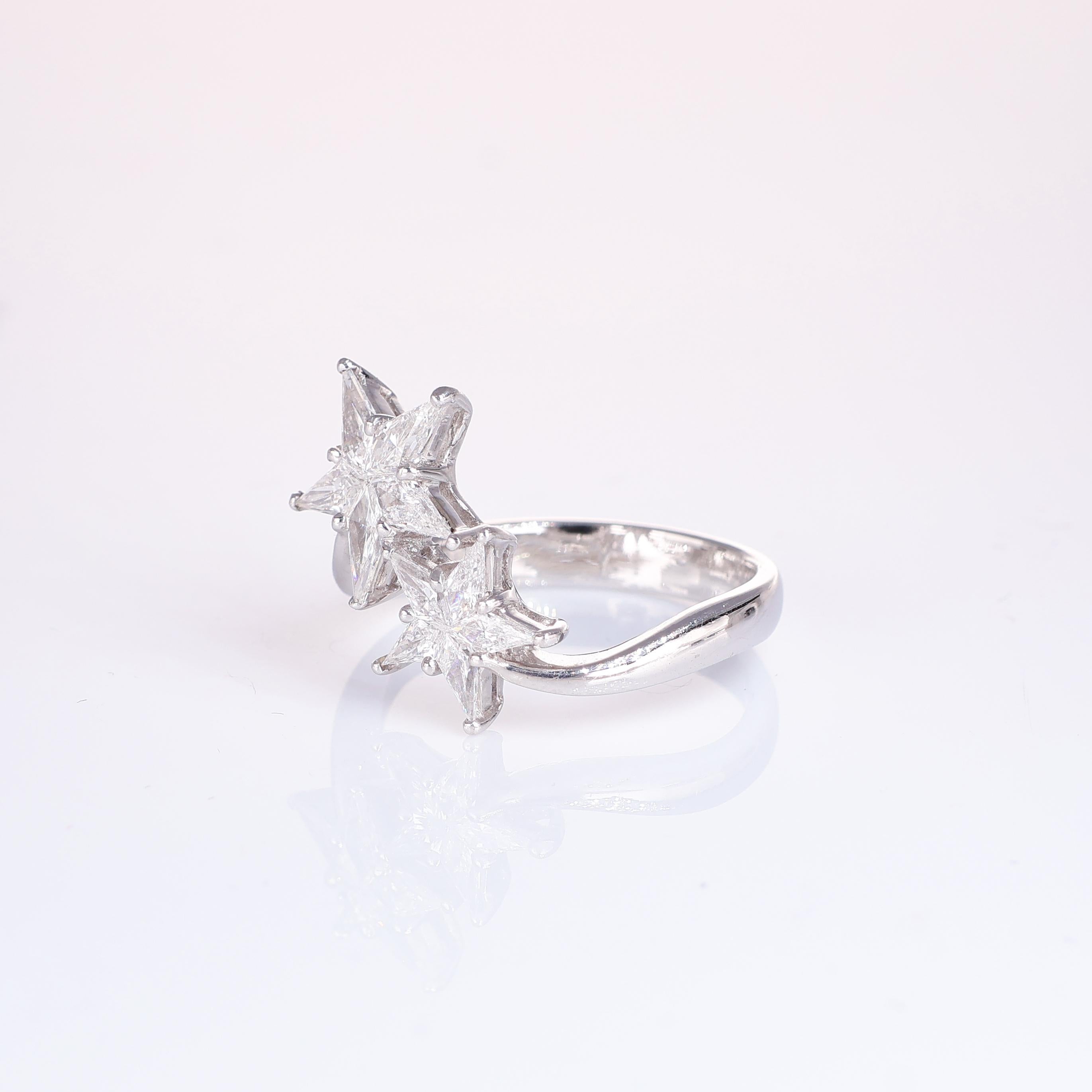 18K White Gold Ring with Double Star Design and Diamonds In New Condition For Sale In Bergamo, BG