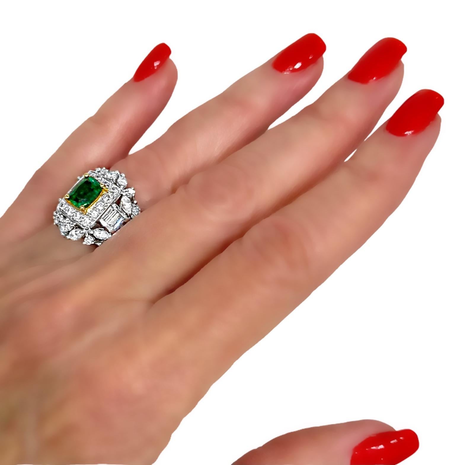 18 Karat Weißgold Ring mit Smaragd in der Mitte, umgeben von Diamanten in vielen Formen im Angebot 5