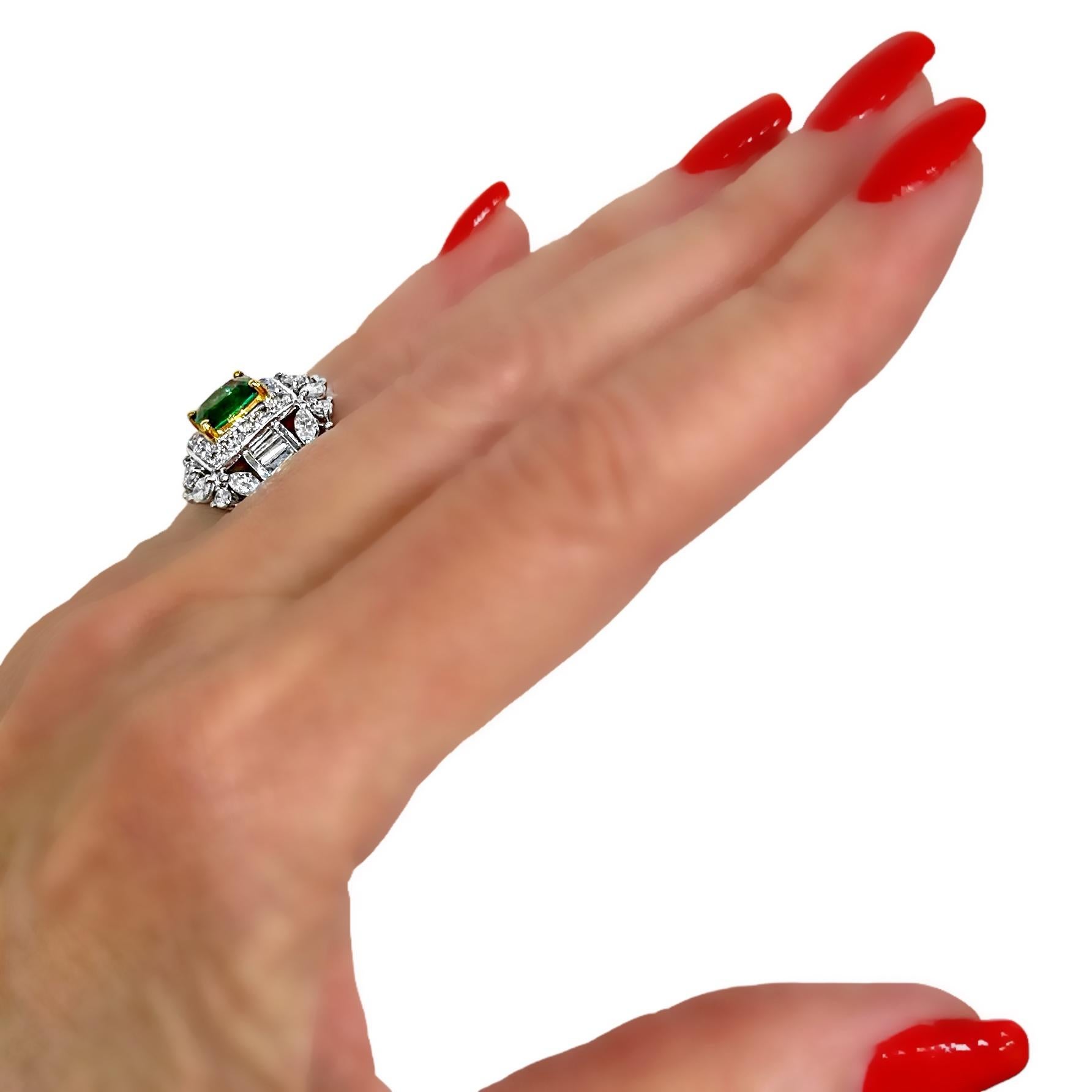 18 Karat Weißgold Ring mit Smaragd in der Mitte, umgeben von Diamanten in vielen Formen im Angebot 6