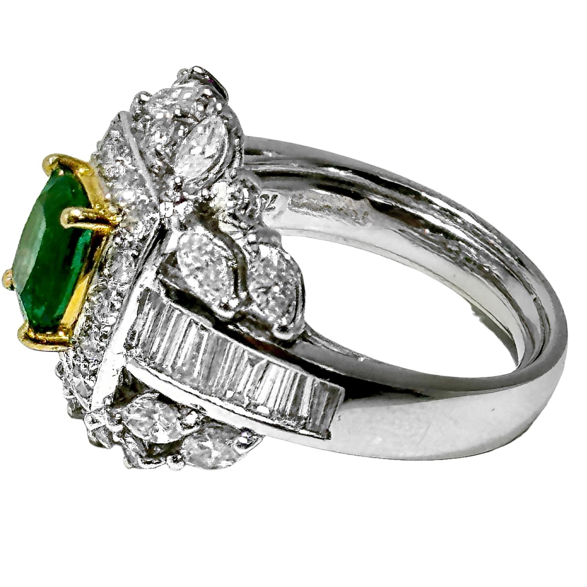 18 Karat Weißgold Ring mit Smaragd in der Mitte, umgeben von Diamanten in vielen Formen (Kissenschliff) im Angebot