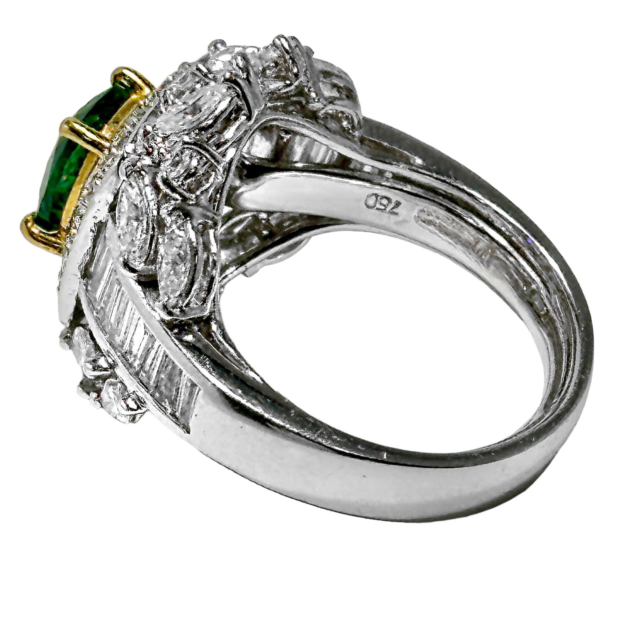 18 Karat Weißgold Ring mit Smaragd in der Mitte, umgeben von Diamanten in vielen Formen im Zustand „Gut“ im Angebot in Palm Beach, FL