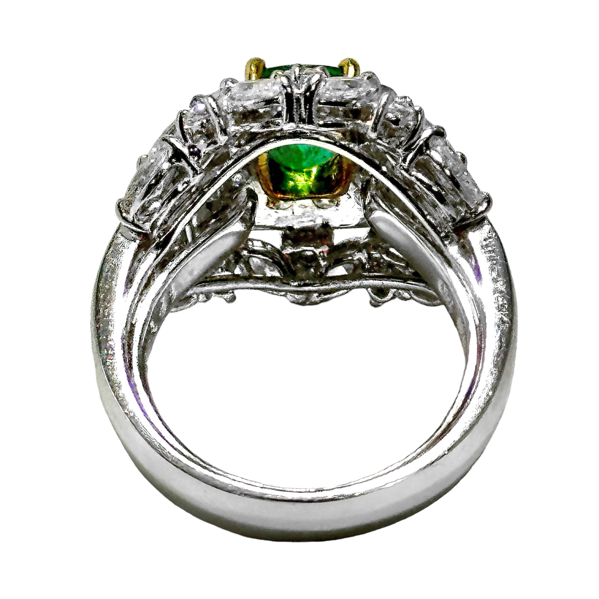 18 Karat Weißgold Ring mit Smaragd in der Mitte, umgeben von Diamanten in vielen Formen Damen im Angebot