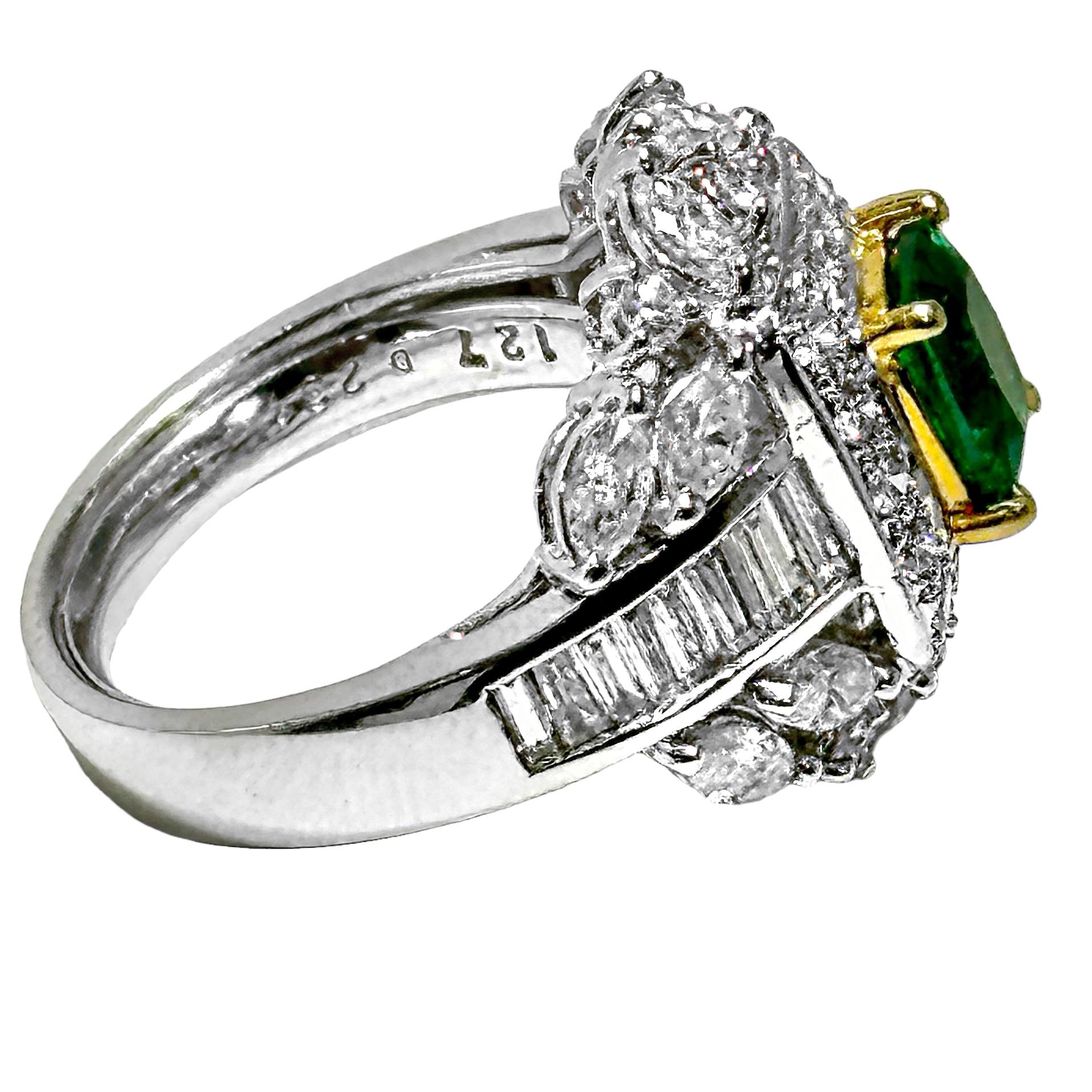 18 Karat Weißgold Ring mit Smaragd in der Mitte, umgeben von Diamanten in vielen Formen im Angebot 1