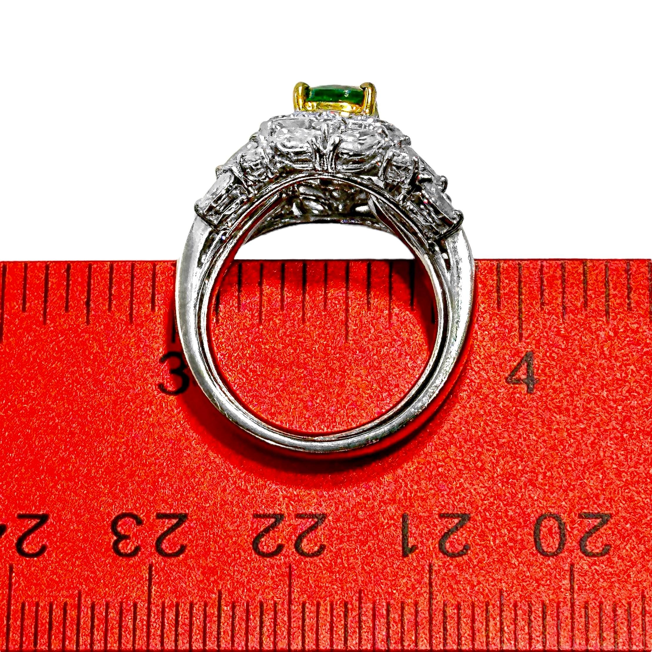 18 Karat Weißgold Ring mit Smaragd in der Mitte, umgeben von Diamanten in vielen Formen im Angebot 2