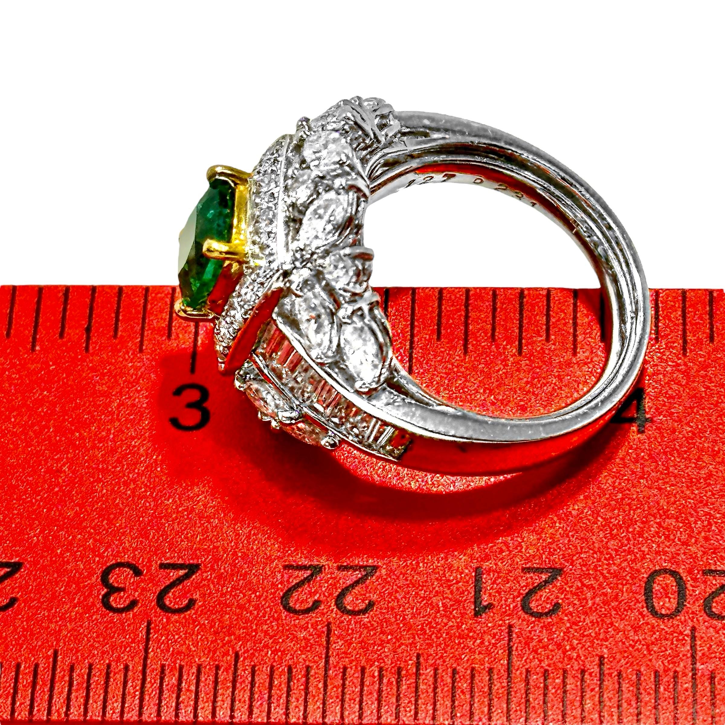 18 Karat Weißgold Ring mit Smaragd in der Mitte, umgeben von Diamanten in vielen Formen im Angebot 3