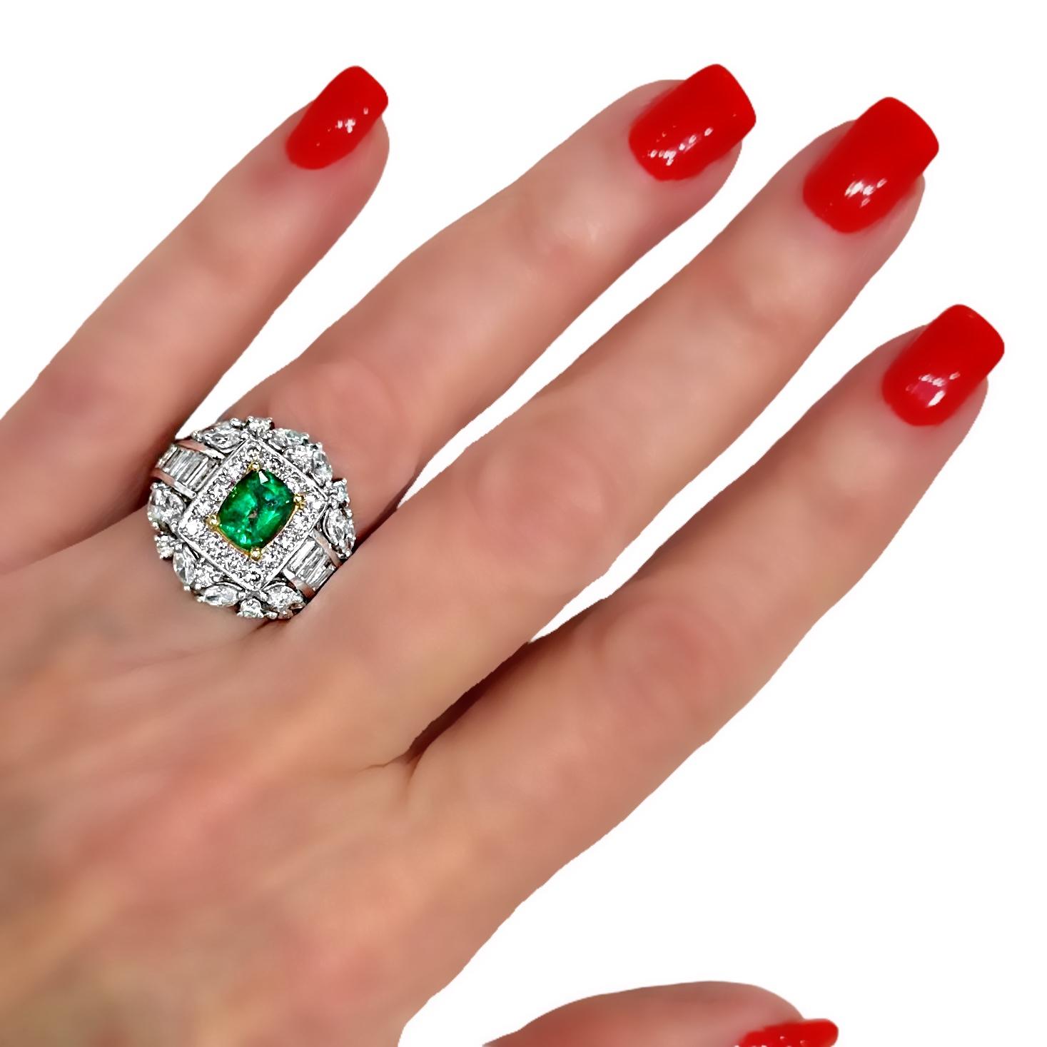 18 Karat Weißgold Ring mit Smaragd in der Mitte, umgeben von Diamanten in vielen Formen im Angebot 4