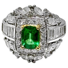 18 Karat Weißgold Ring mit Smaragd in der Mitte, umgeben von Diamanten in vielen Formen