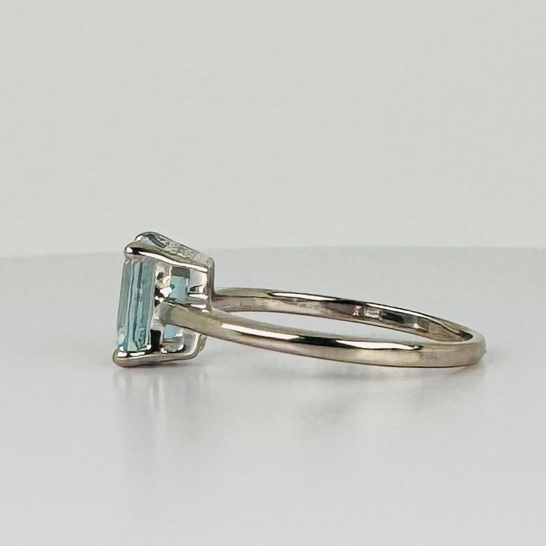 Women's 18k white gold ring with emerald cut aquamarine of 1.42 carat For Sale