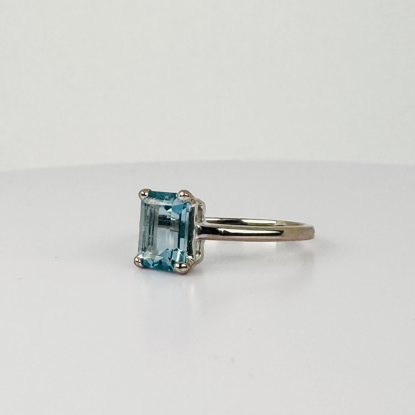 18k white gold ring with emerald cut aquamarine of 1.42 carat In Good Condition For Sale In Heemstede, NL