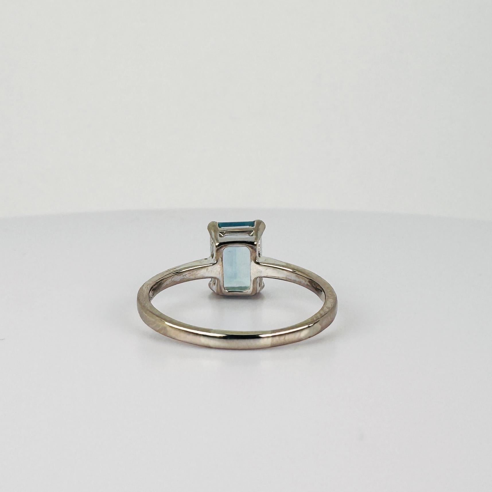 18k white gold ring with emerald cut aquamarine of 1.42 carat For Sale 1