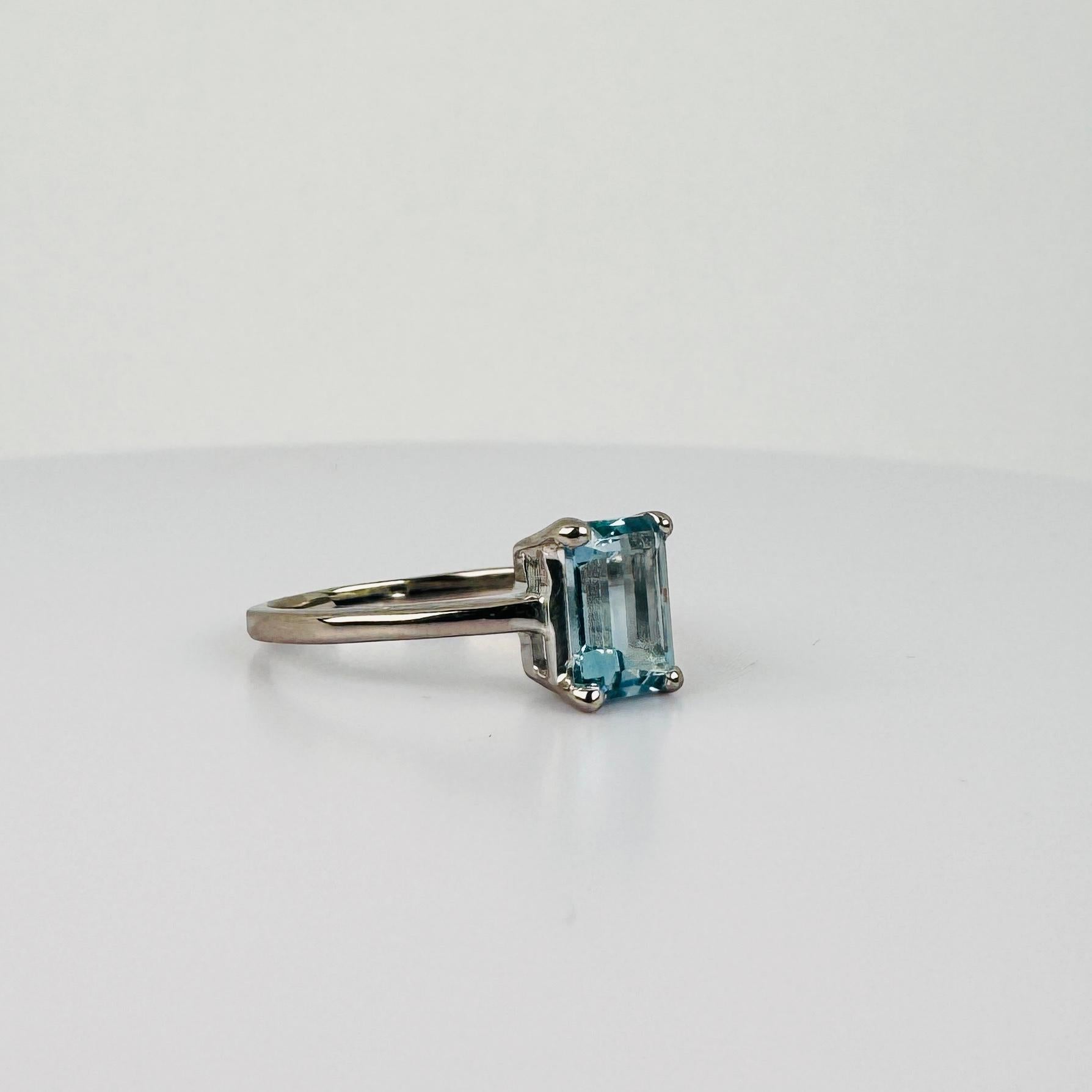 18k white gold ring with emerald cut aquamarine of 1.42 carat For Sale 3