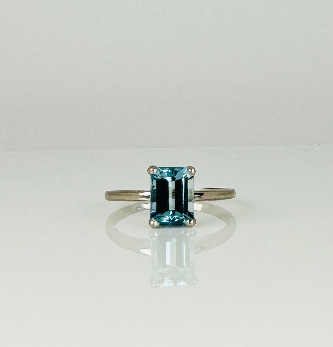 18k white gold ring with emerald cut aquamarine of 1.42 carat For Sale 4