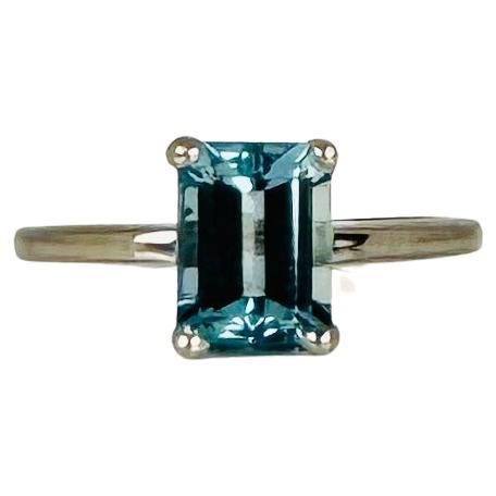Anillo de oro blanco de 18 quilates con aguamarina talla esmeralda de 1,42 quilates
