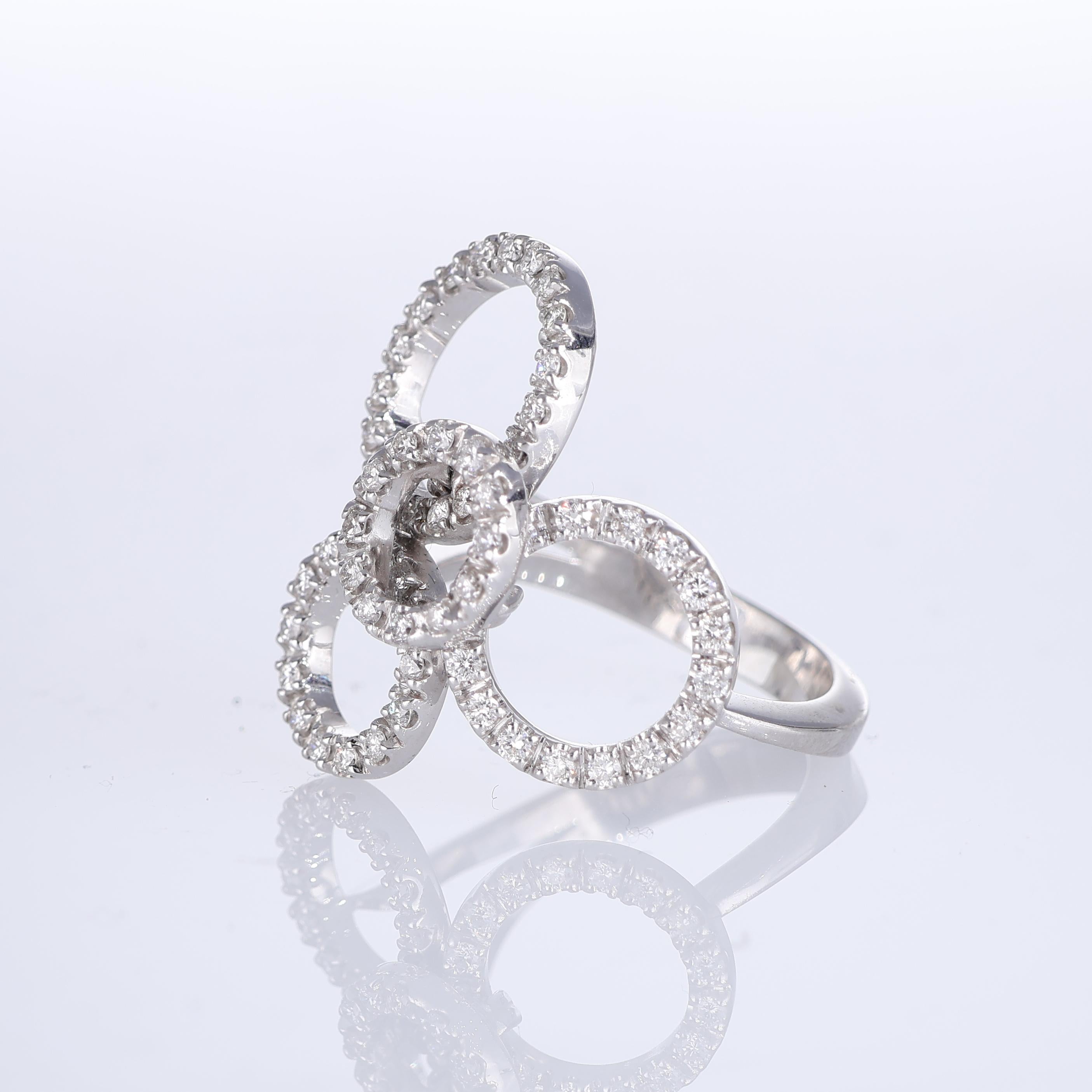 18K White Gold Ring with Four Diamond Pavé Circles In New Condition For Sale In Bergamo, BG