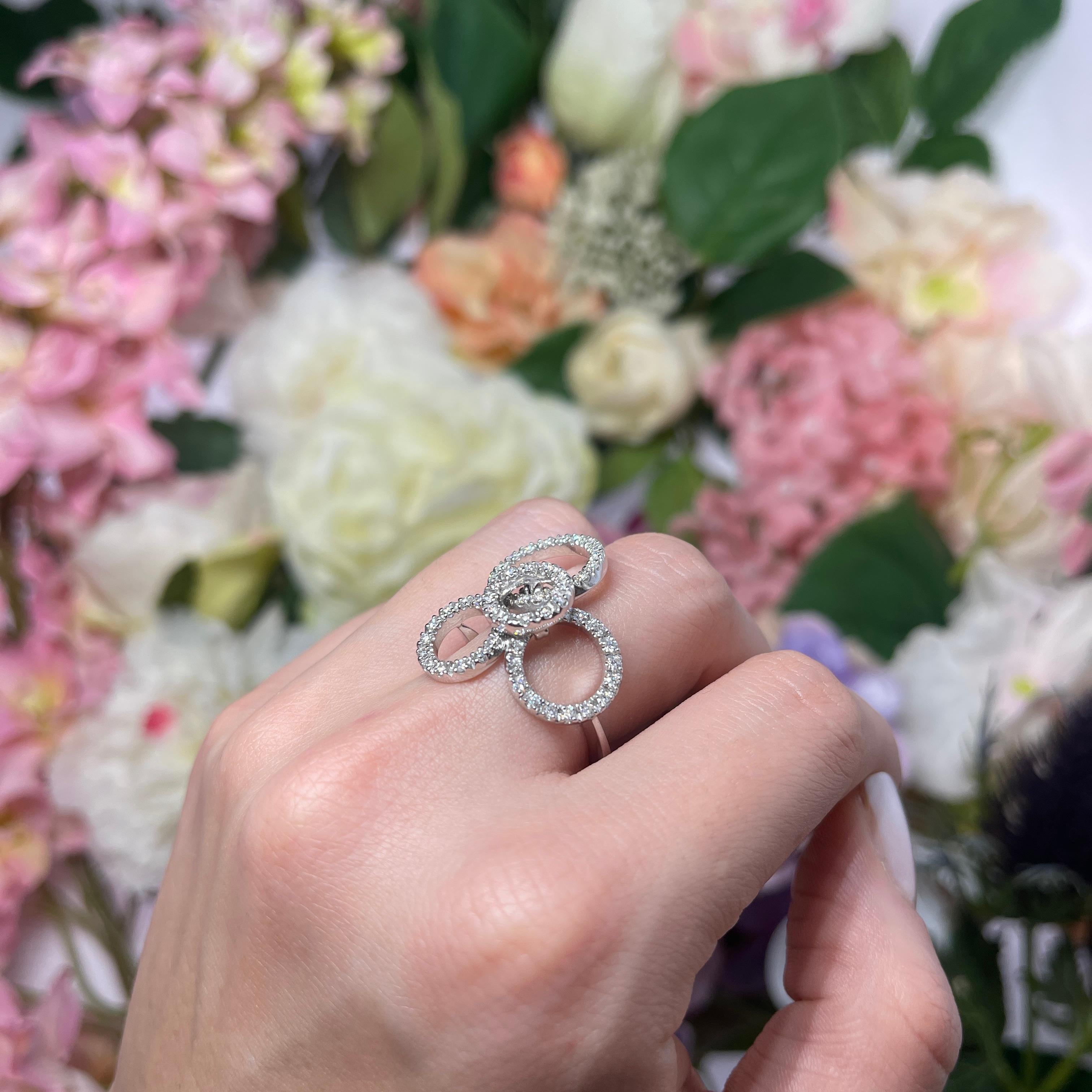 18K White Gold Ring with Four Diamond Pavé Circles For Sale 3