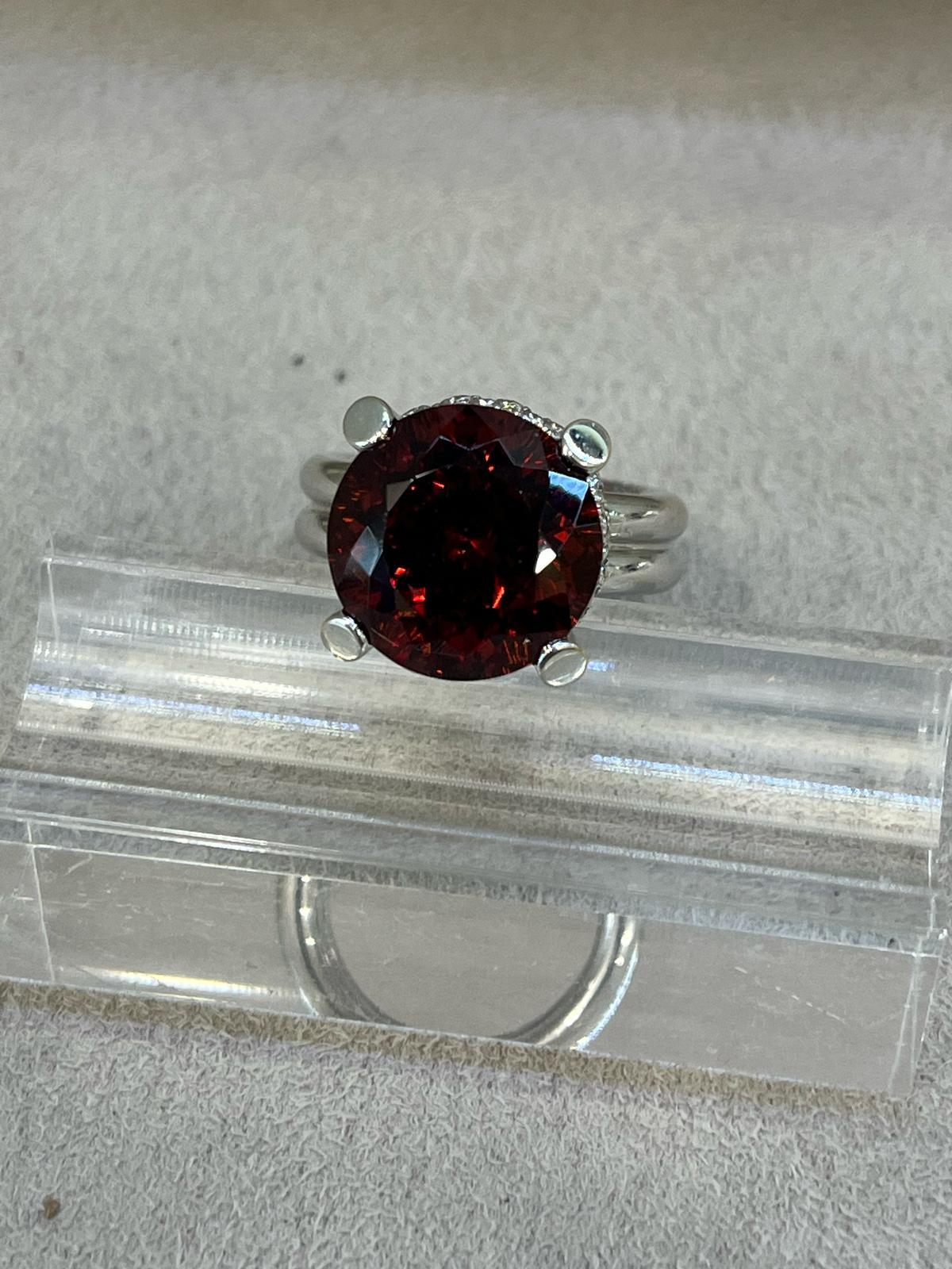 Taglio rotondo 18K White Gold Ring with Garnet Center Stone and Diamonds in vendita